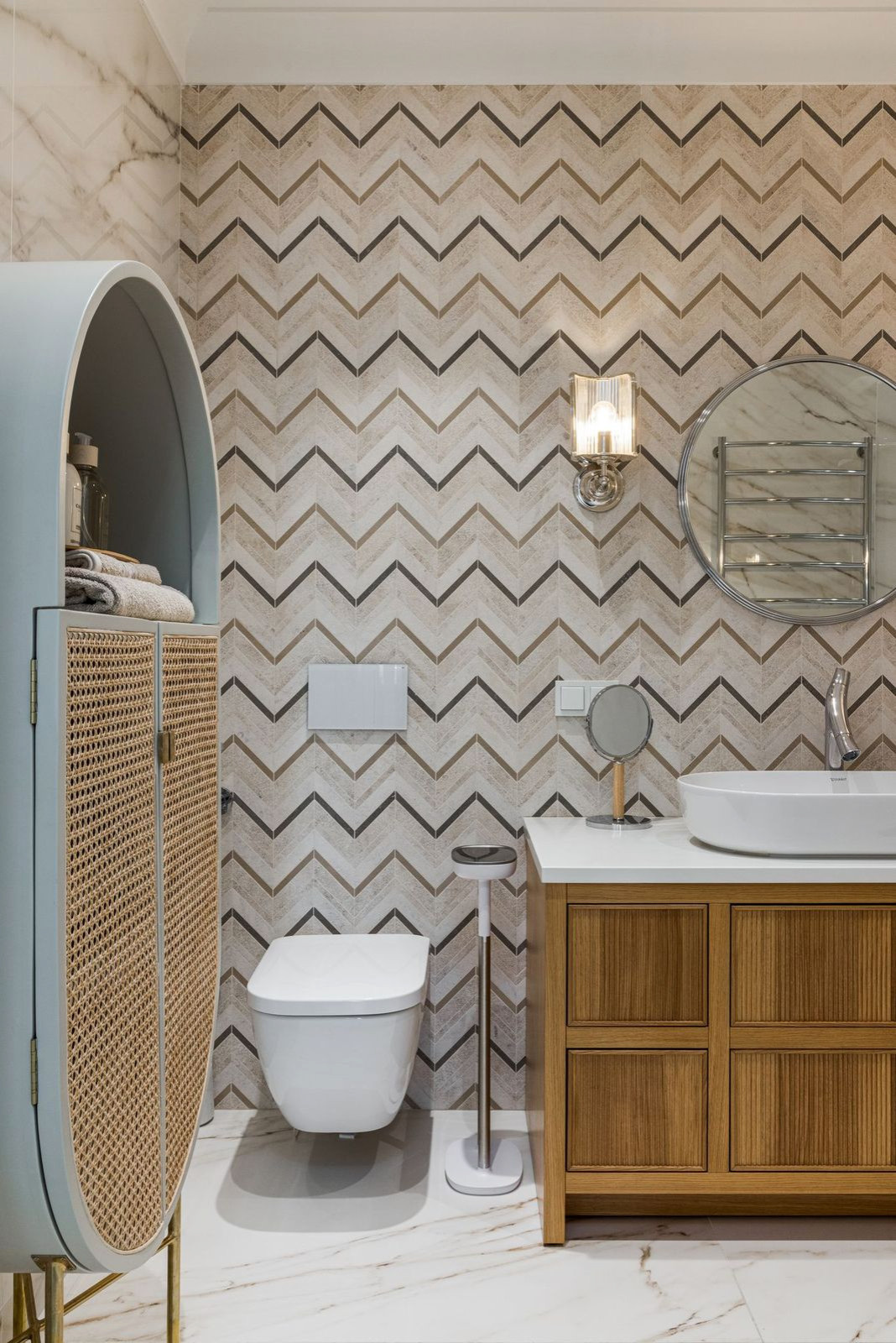 Houzz тур: Квартира с чёрным камином и винтажными постерами