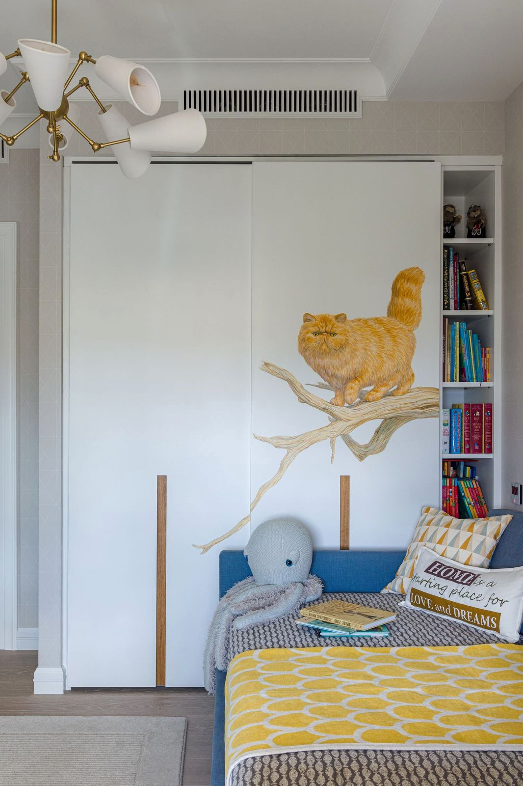 Houzz тур: Квартира с чёрным камином и винтажными постерами