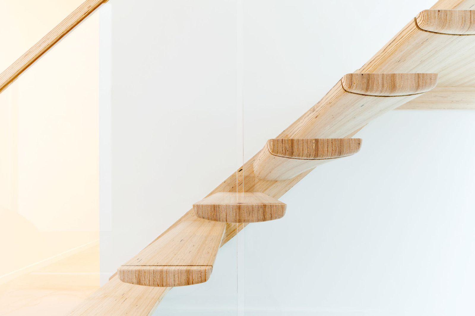 Консольная лестница из БауБухе со стеклянным ограждением