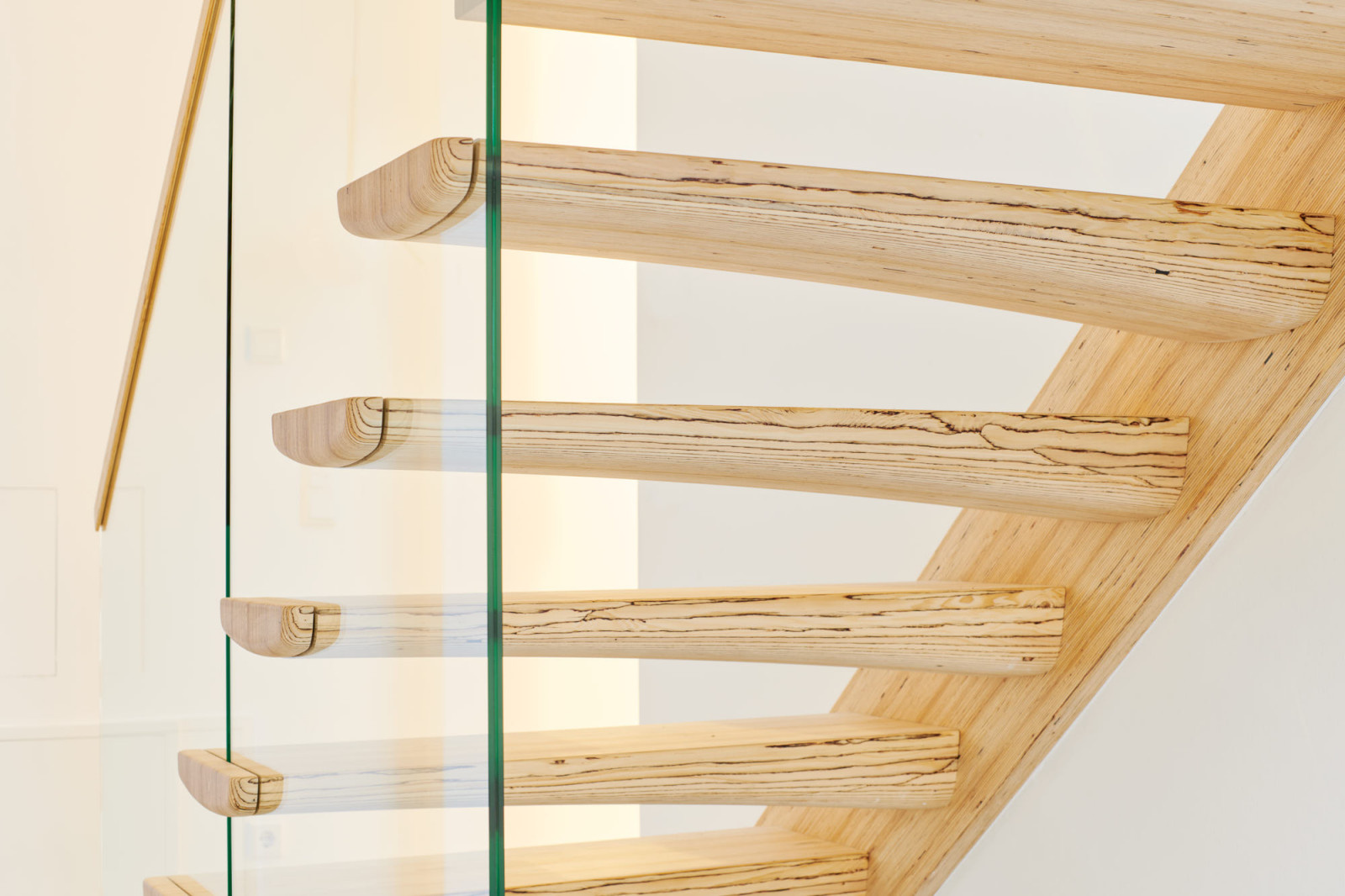 Консольная лестница из БауБухе со стеклянным ограждением