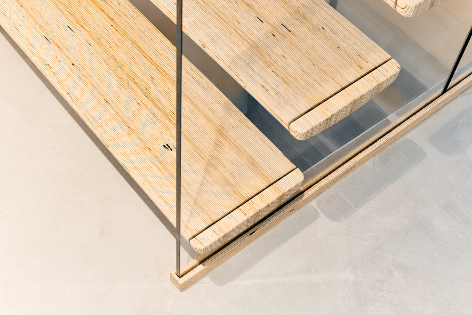 Консольная лестница из БауБухе со стеклянным ограждением