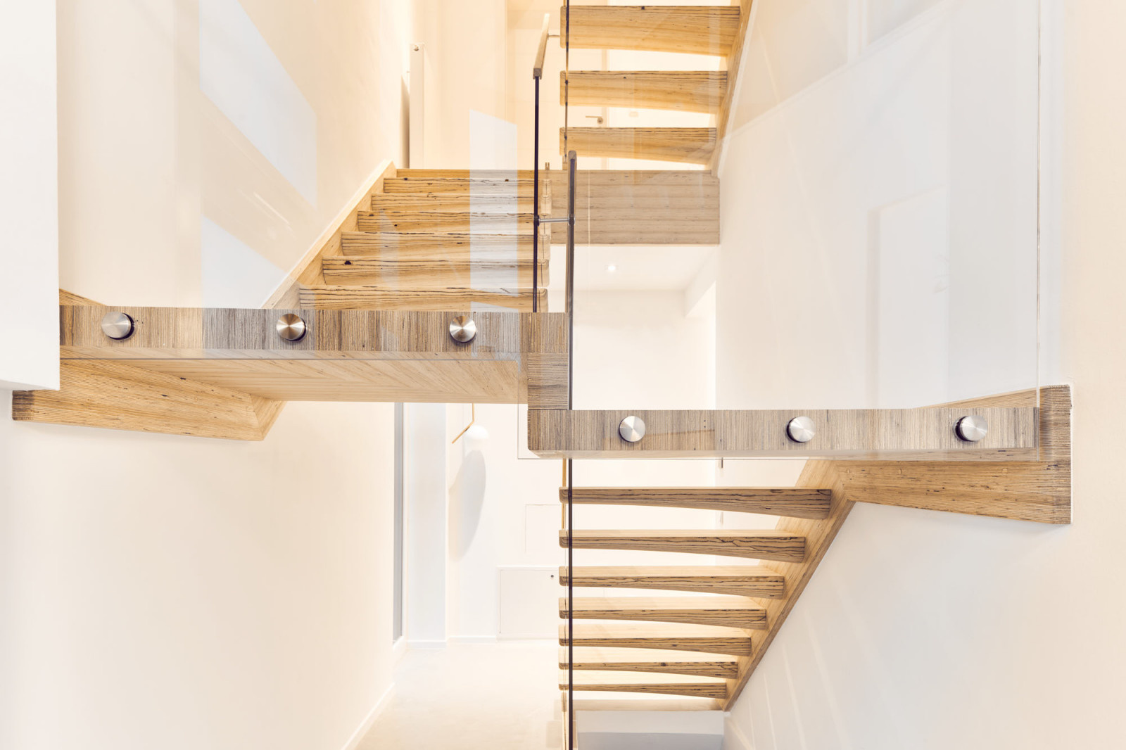 Консольная лестница из БауБухе со стеклянным ограждением