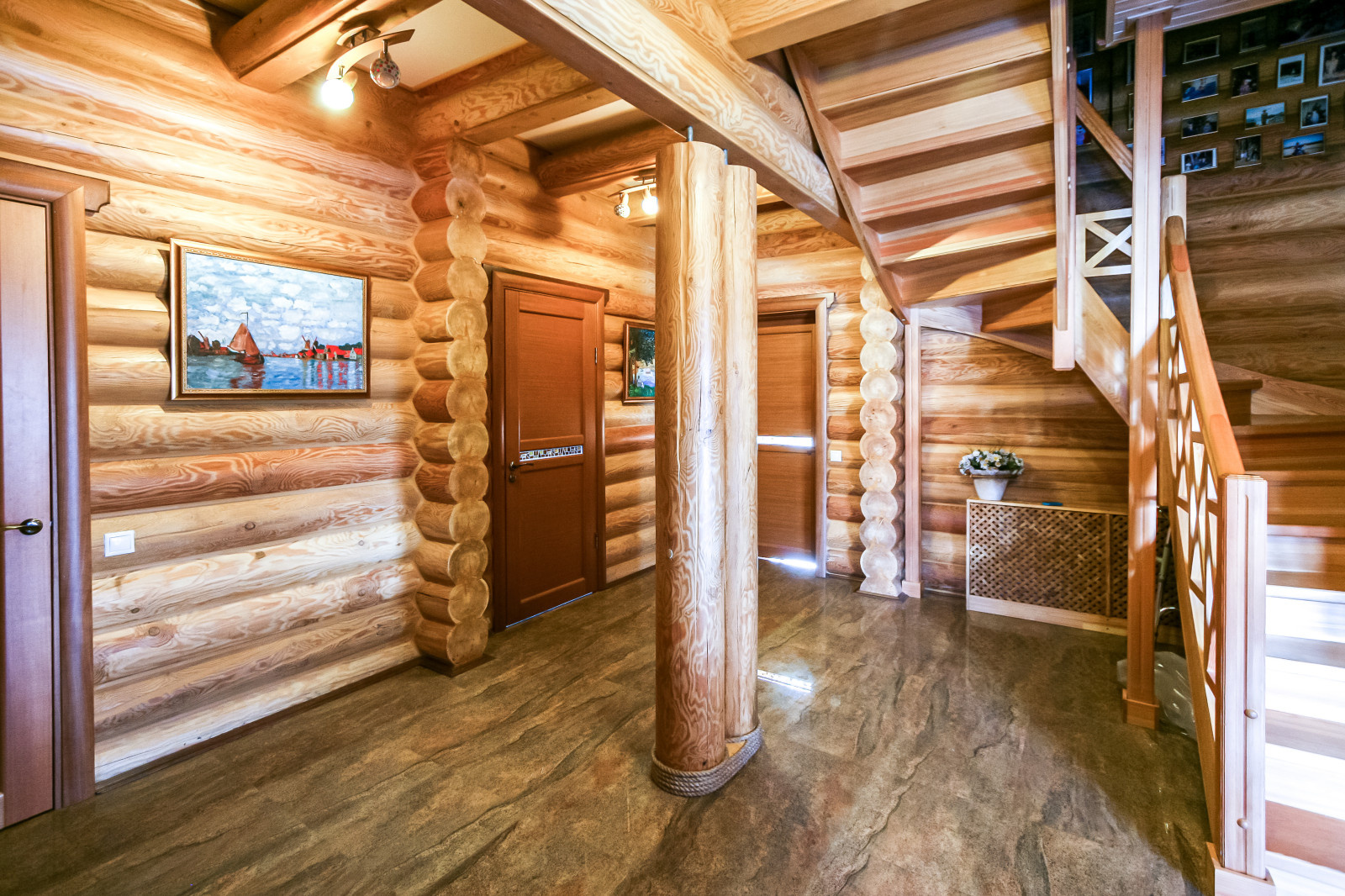 Коридор в деревянном доме из оцилиндрованного бревна