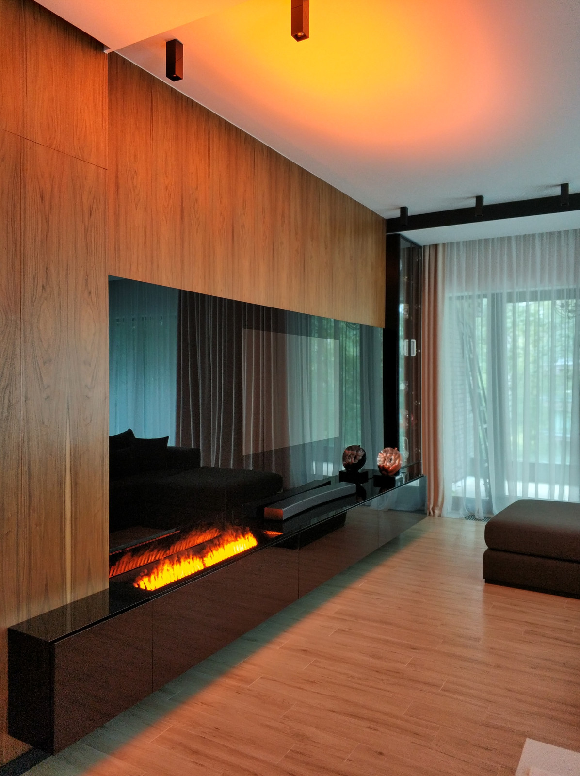 Встроенный телевизор с паровым камином