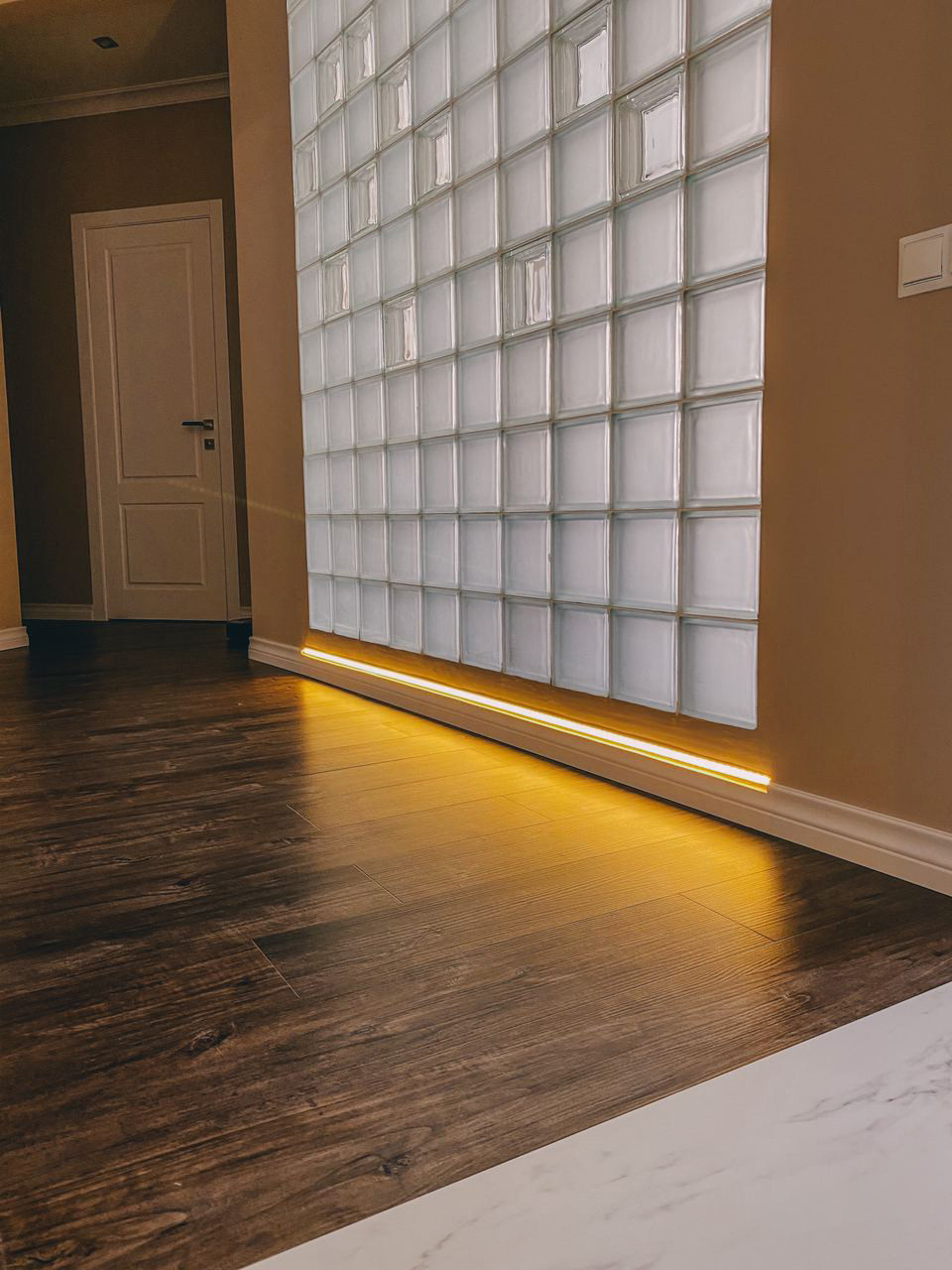 Установка плинтуса и карниза. Жилой квартал «Сколковский»