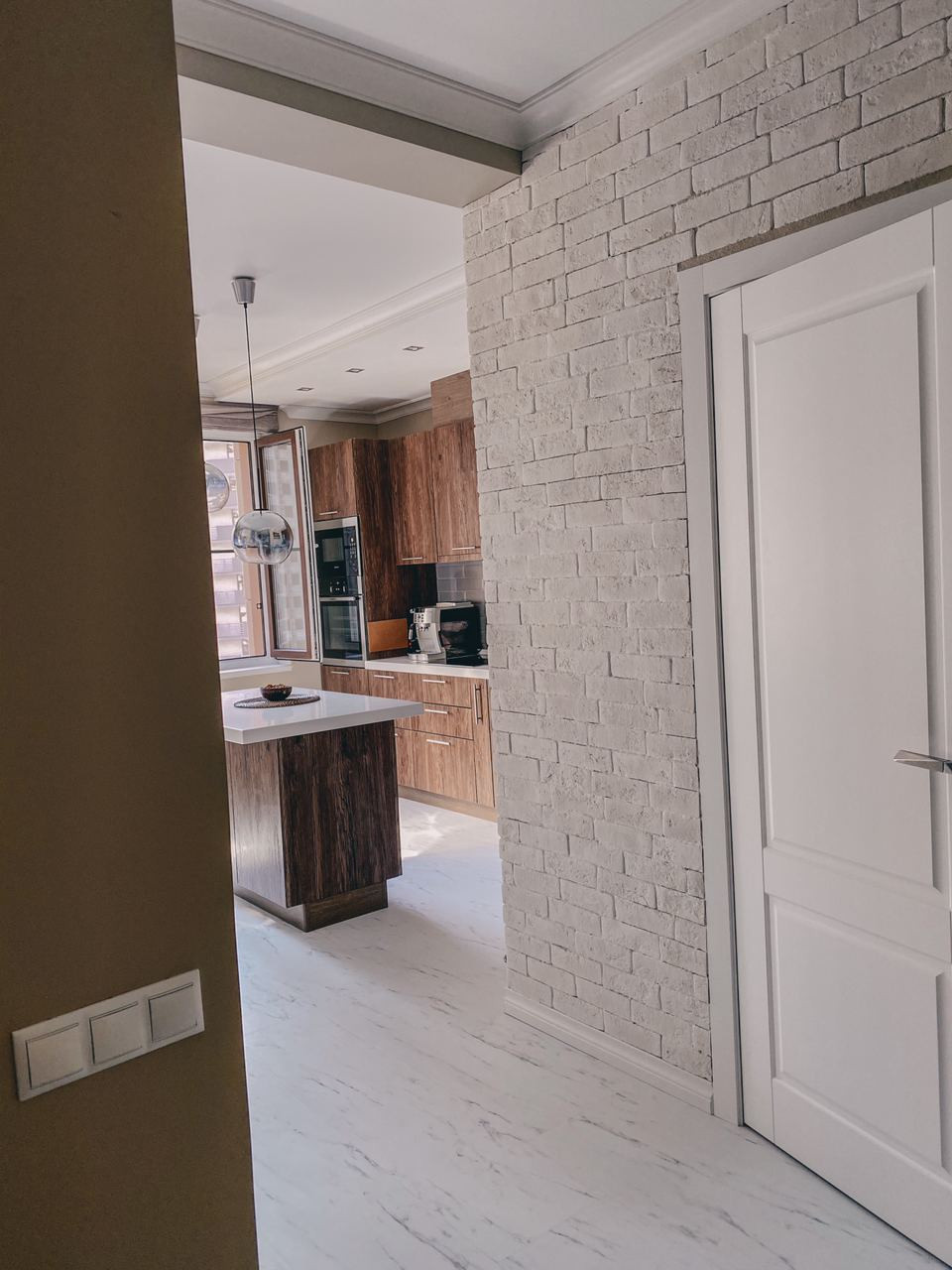 Установка плинтуса и карниза. Жилой квартал «Сколковский»