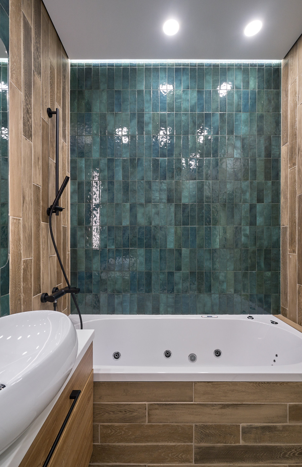 Зелёная плитка в ванной