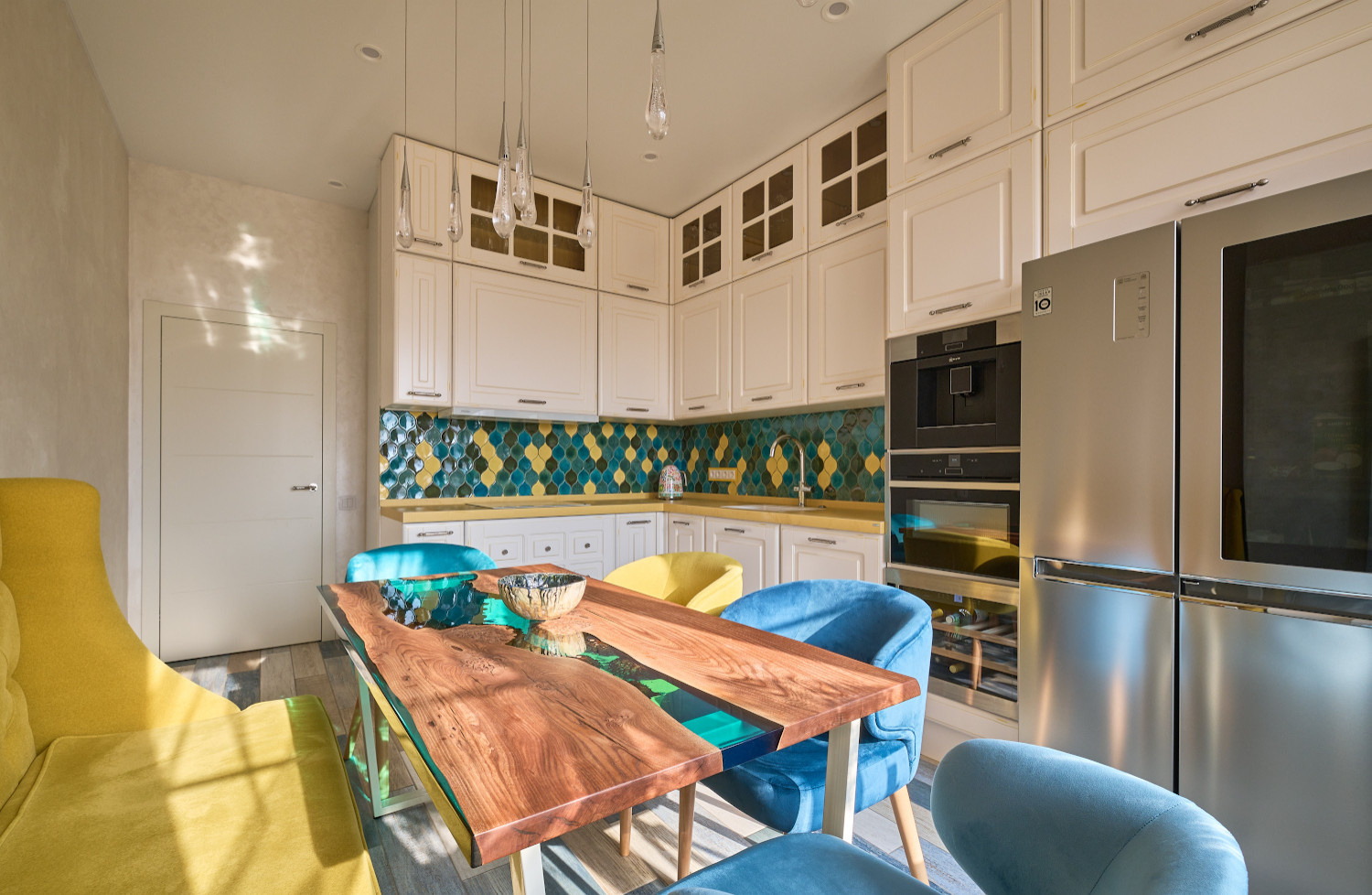 Белая кухня с акцентами