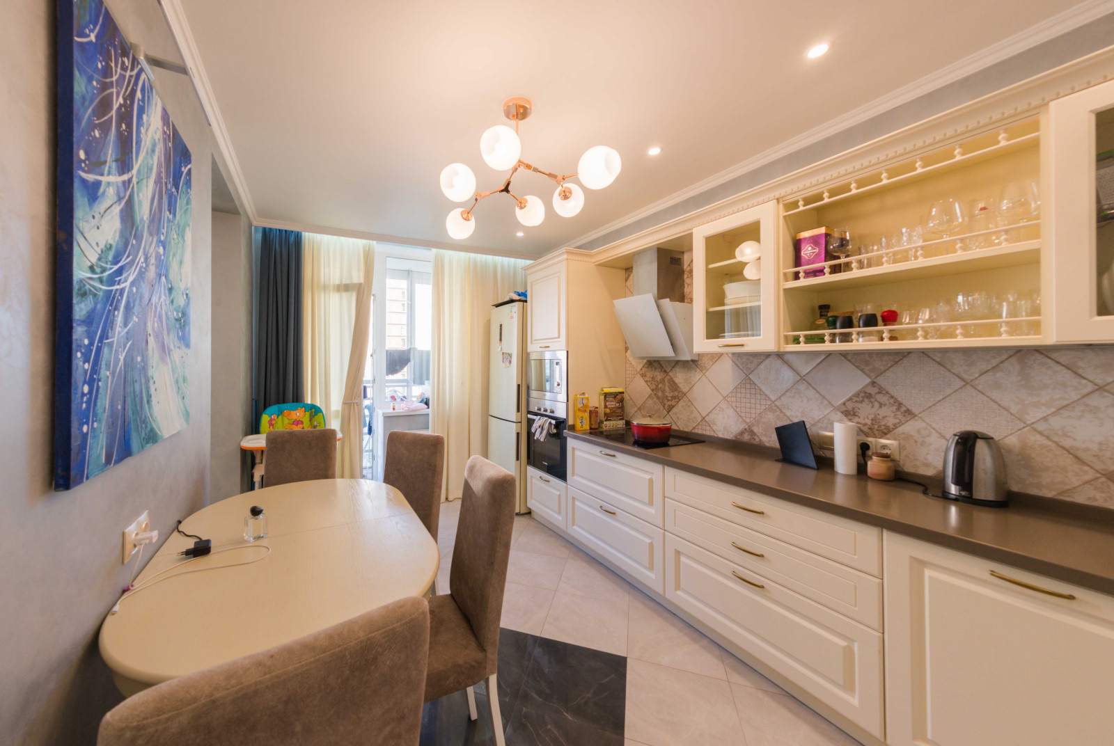 Eclectic apartment with oriental motives