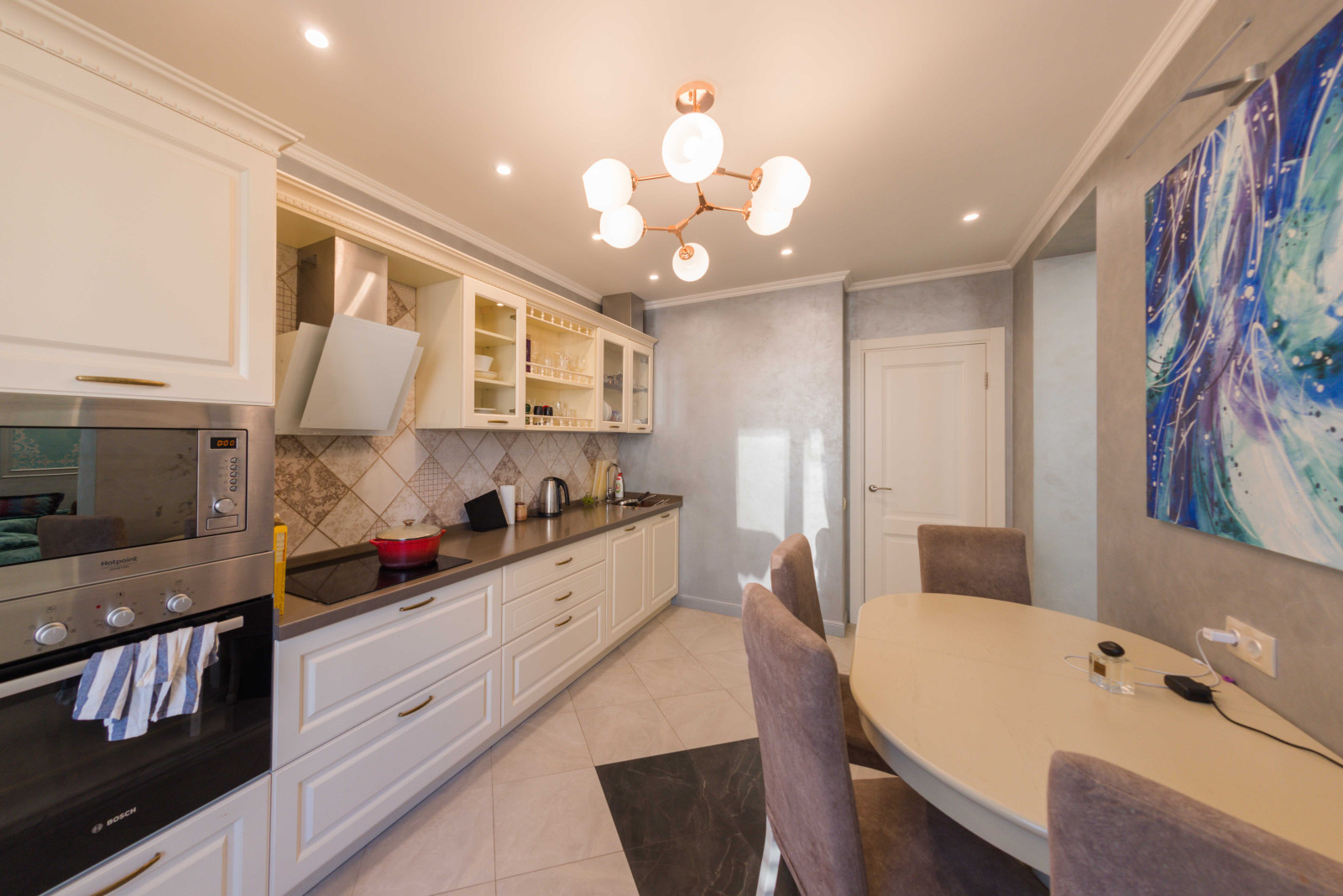 Eclectic apartment with oriental motives