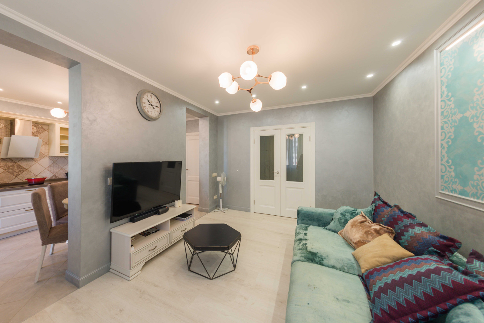 Eclectic apartment with oriental motives