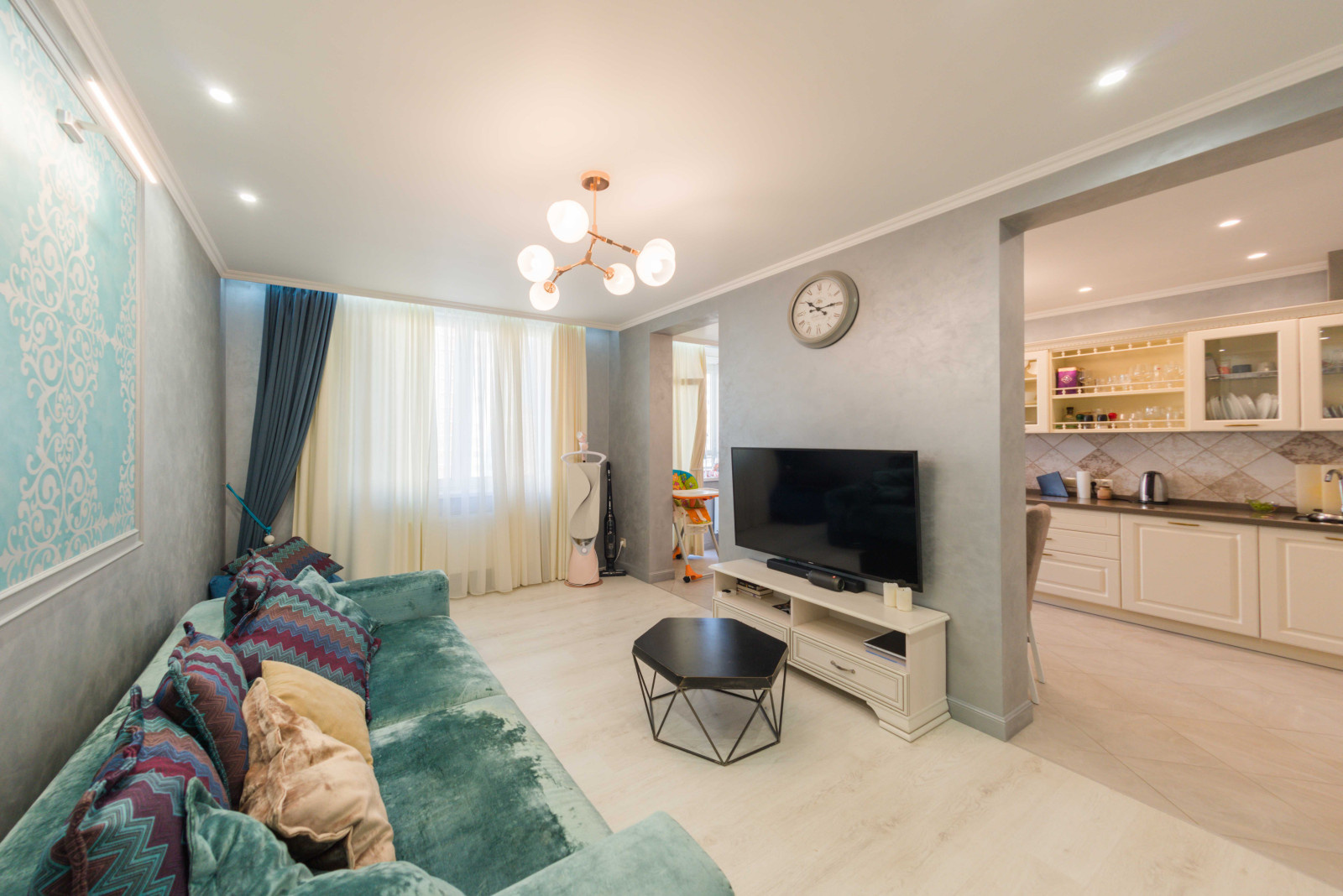 Eclectic apartment with oriental motives
