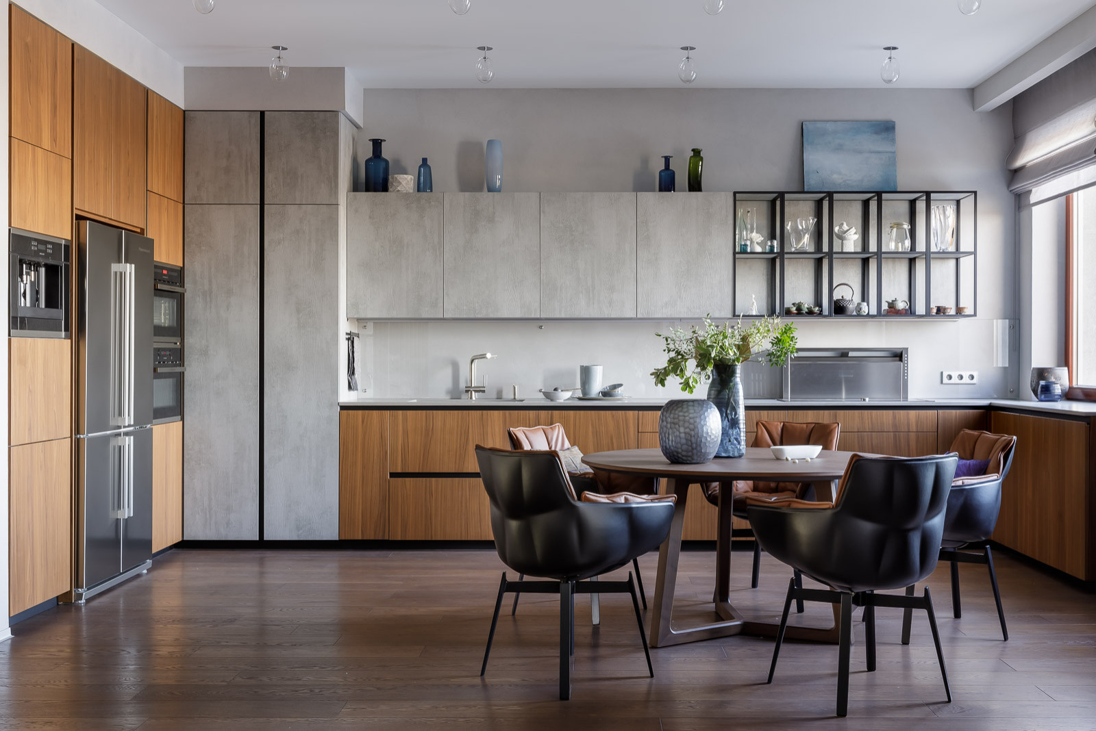 Проект недели: Красный диван и бетон вместо классики и пастели