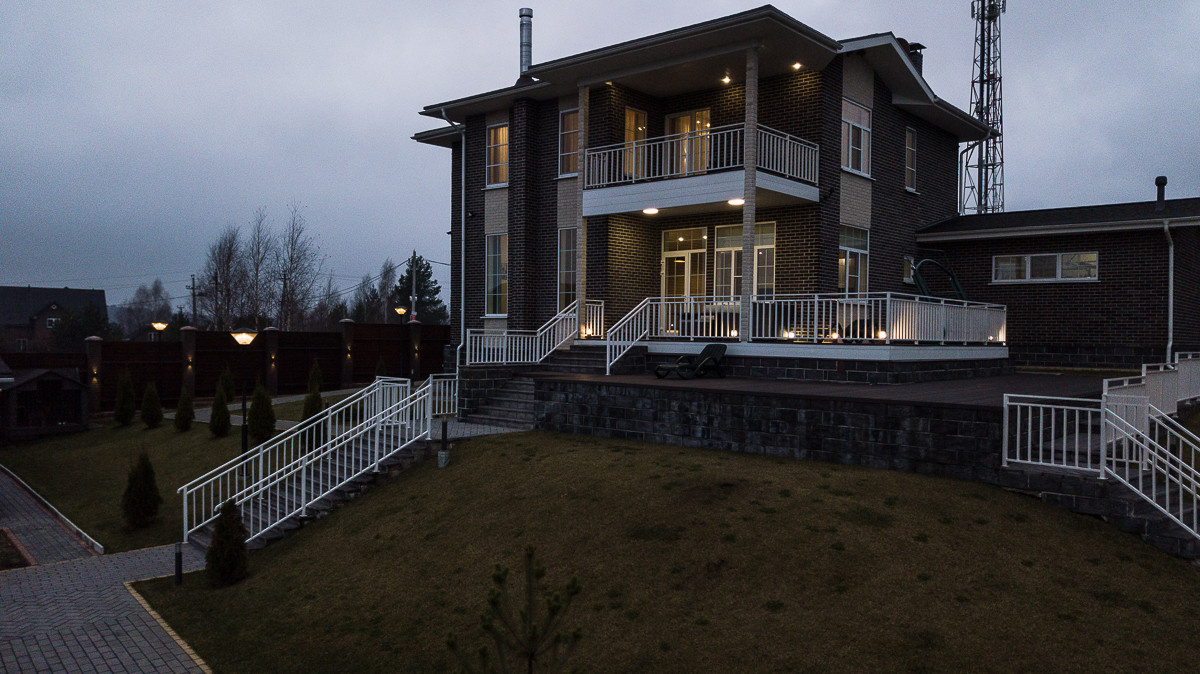 Загородный дом у реки