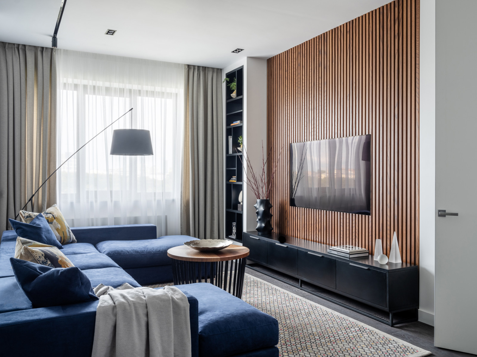 Дизайн квартиры с мебелью Zebrano by Sinteza: креслами,журнальным и smart-столом