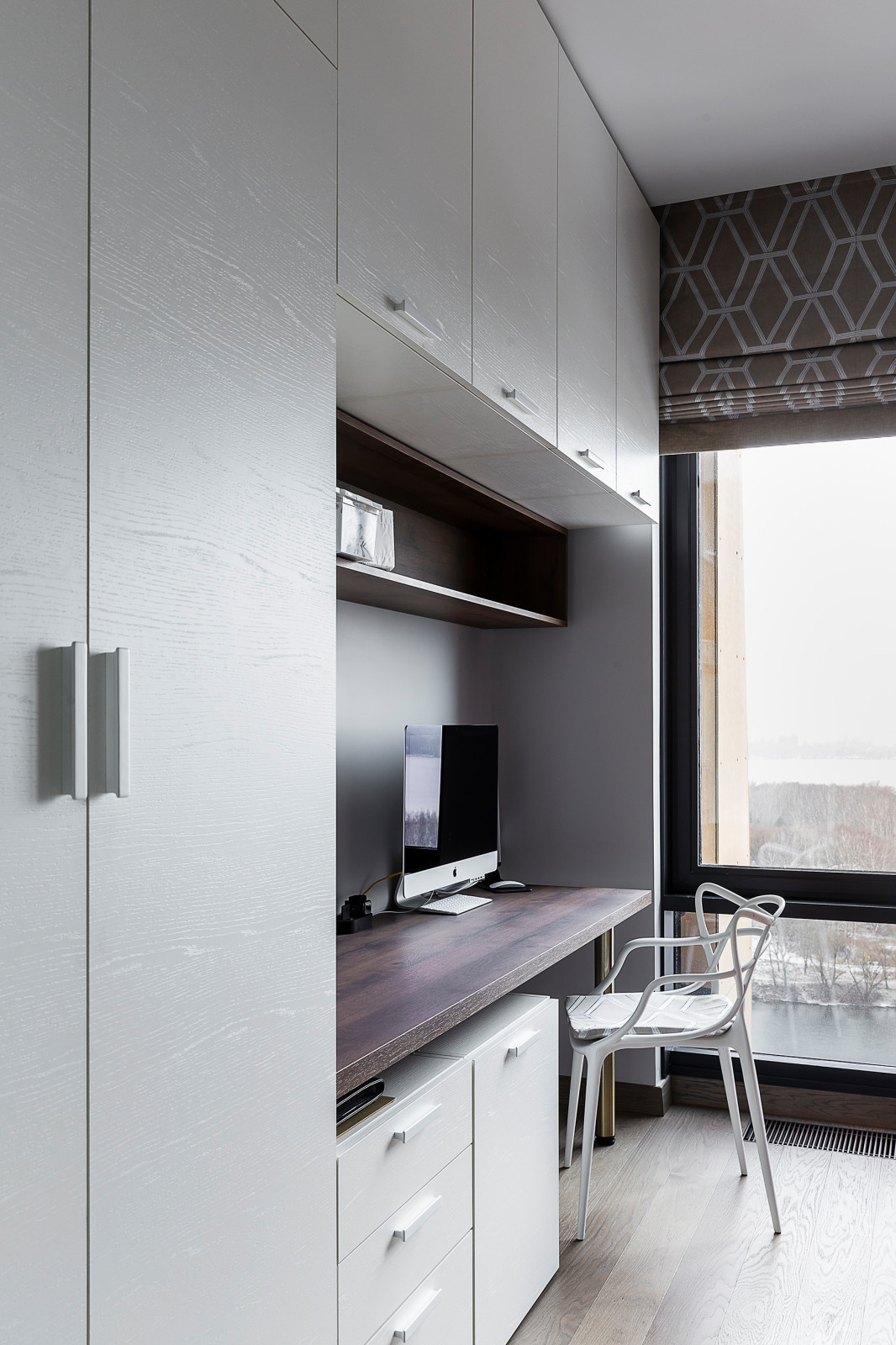 Рабочий кабинет с гостевым санузлом. Современный стиль и классика.