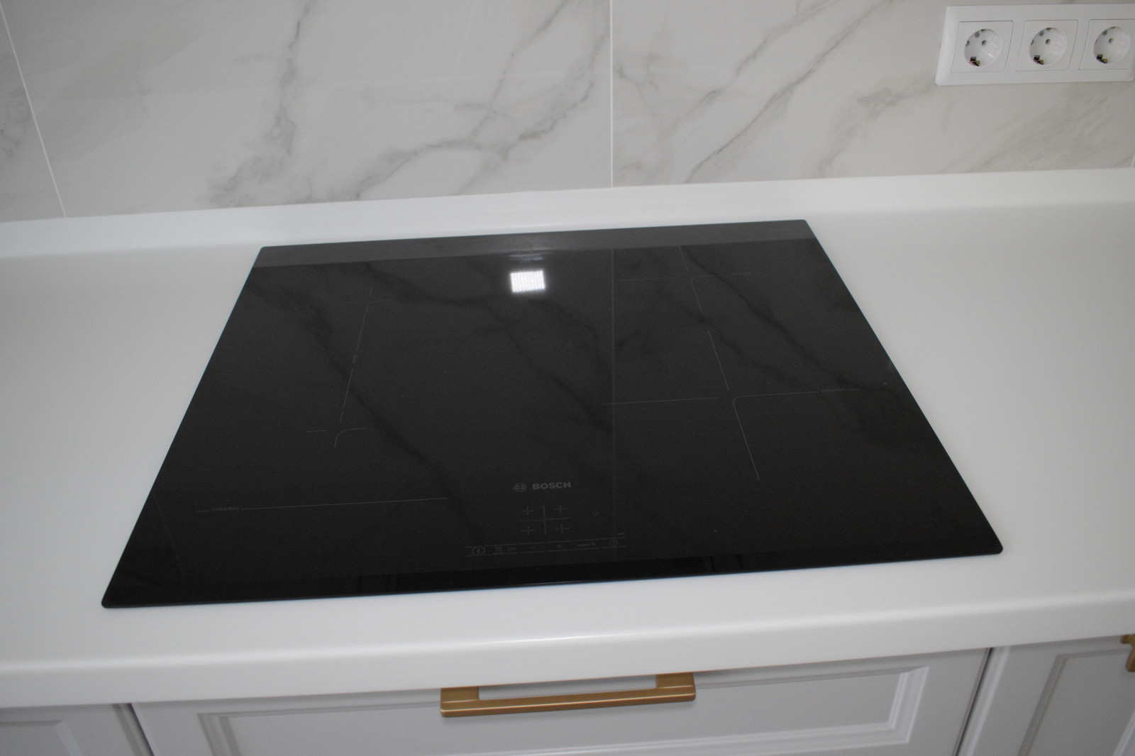 Андора МДФ под потолок с акриловой столешницей