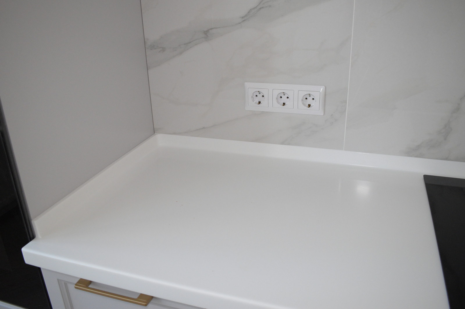 Андора МДФ под потолок с акриловой столешницей