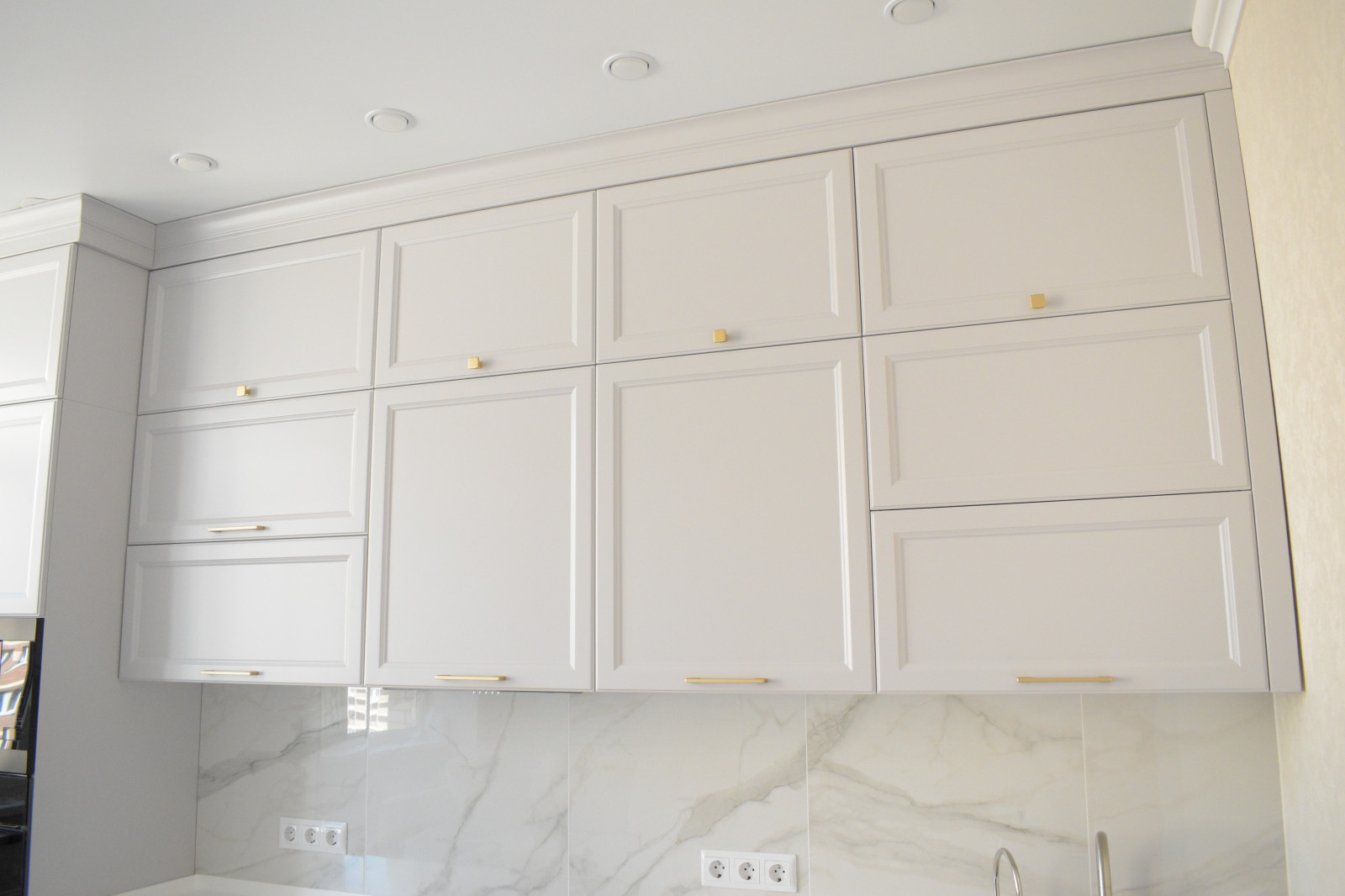 Андора МДФ под потолок с акриловой столешницей