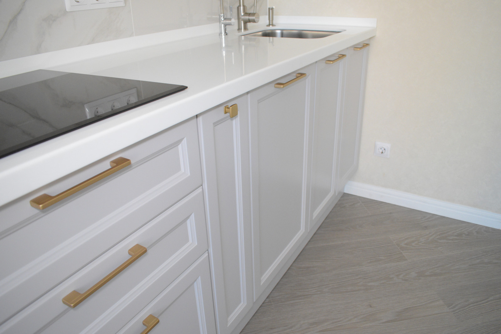 Андора МДФ под потолок с акриловой столешницей