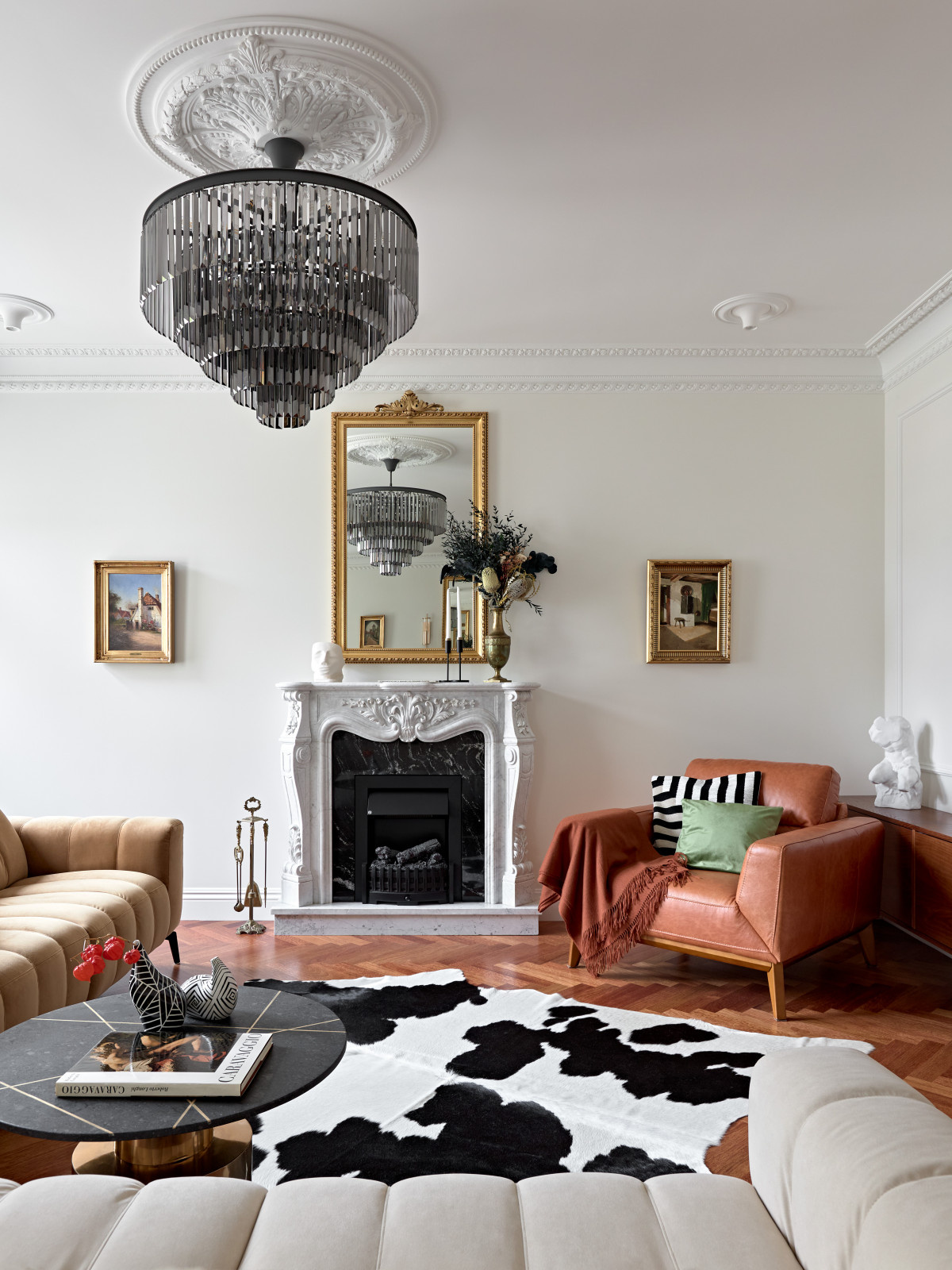 Houzz тур: Квартира с прозрачной кухней и мраморными каминами