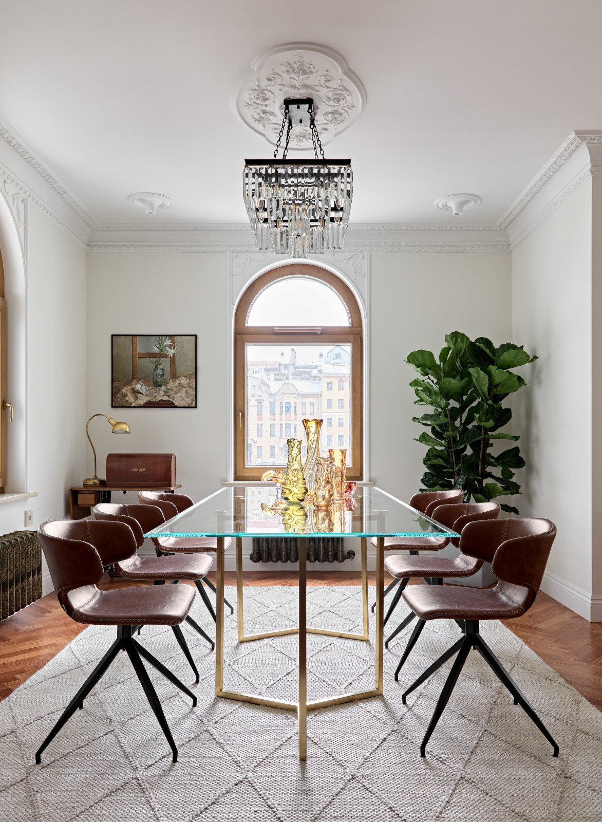 Houzz тур: Квартира с прозрачной кухней и мраморными каминами