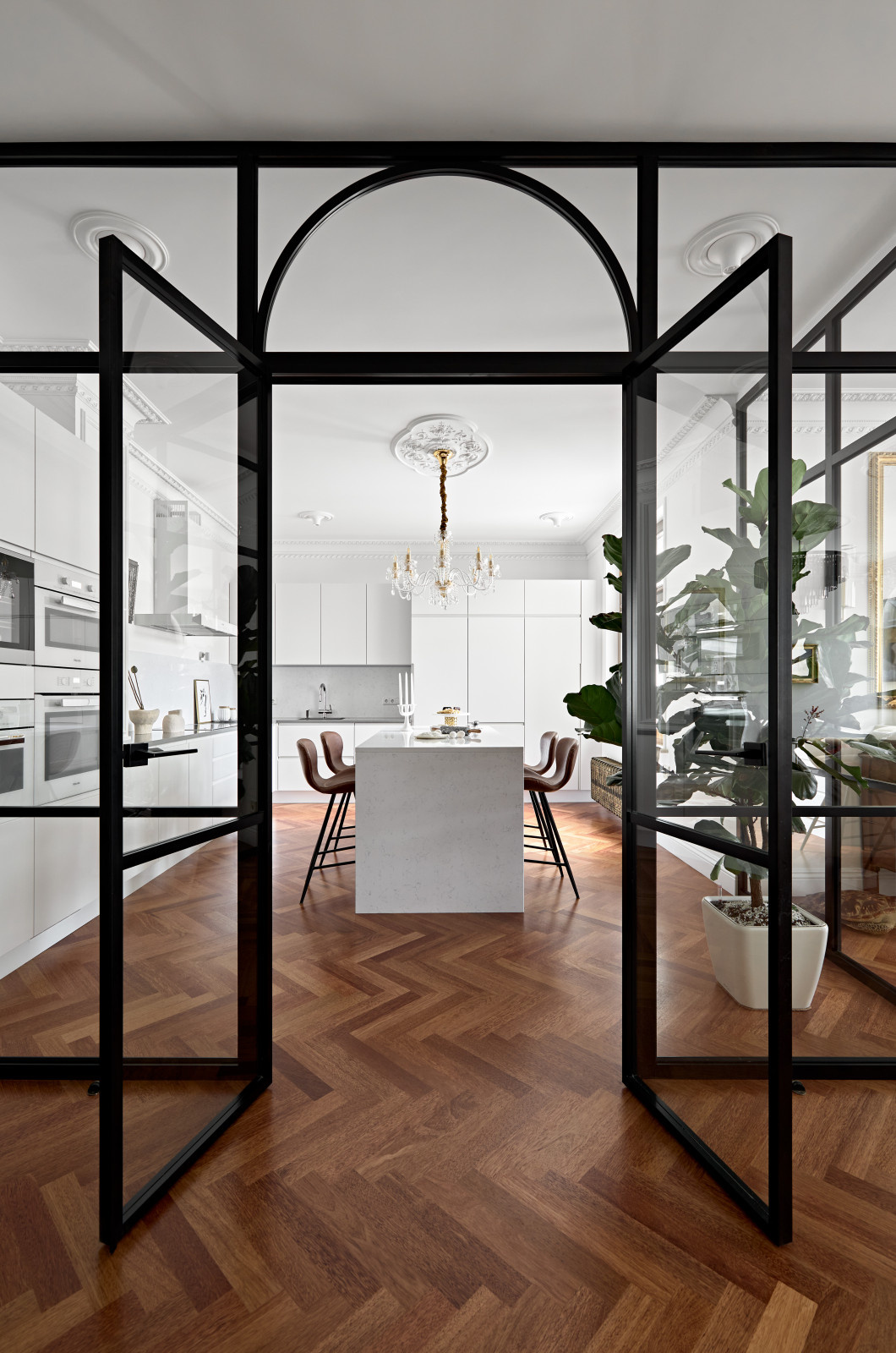 Houzz тур: Квартира с прозрачной кухней и мраморными каминами