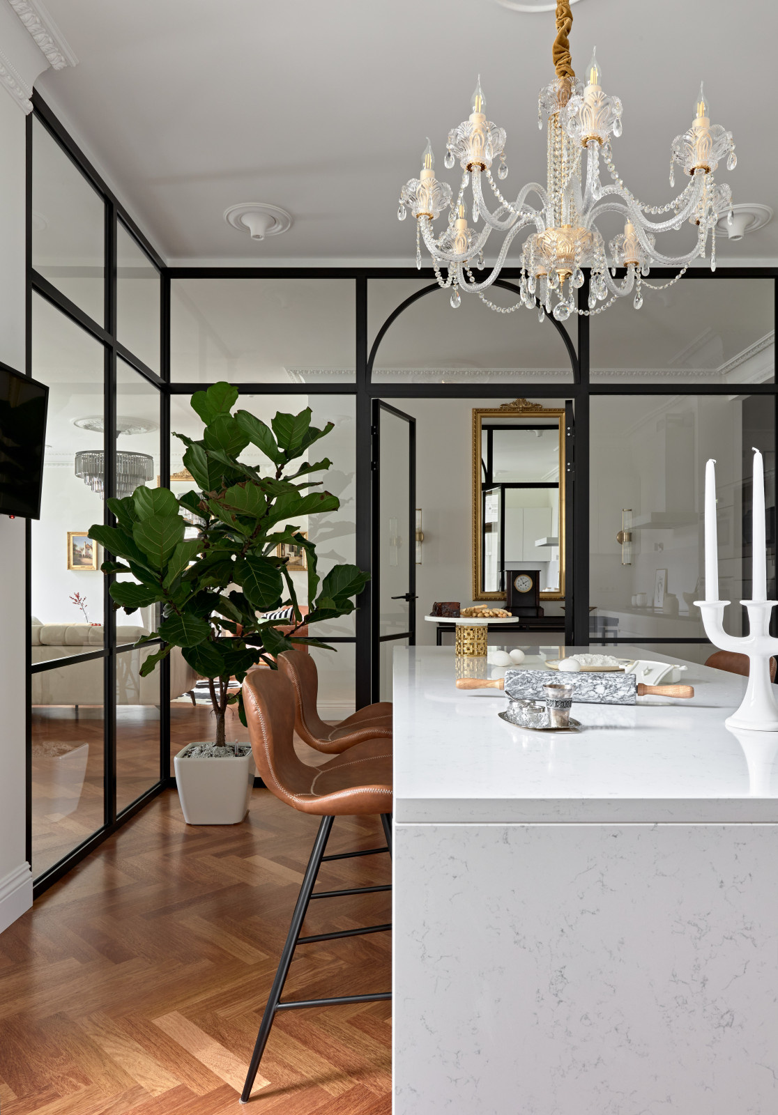 Houzz тур: Квартира с прозрачной кухней и мраморными каминами