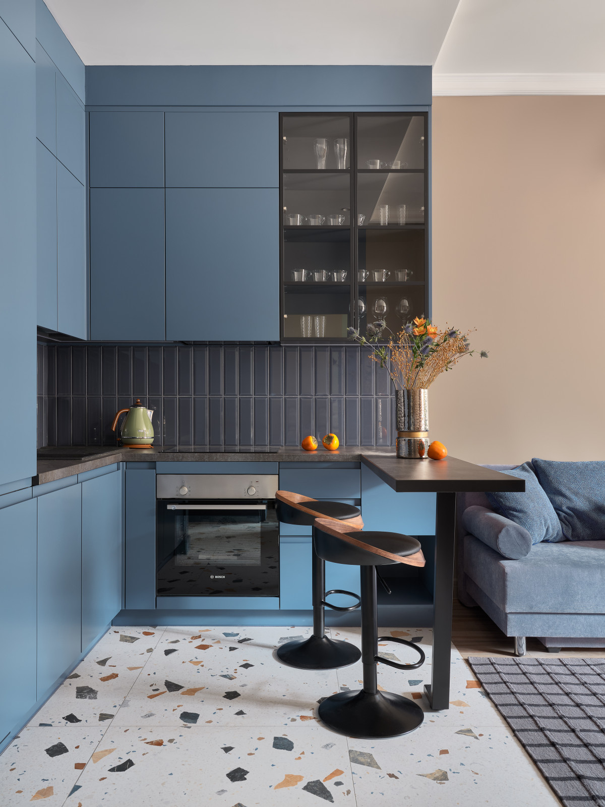 Яркая квартира 46м², Дизайнер Татьяна Нацвина: Публикация Elle Decoration