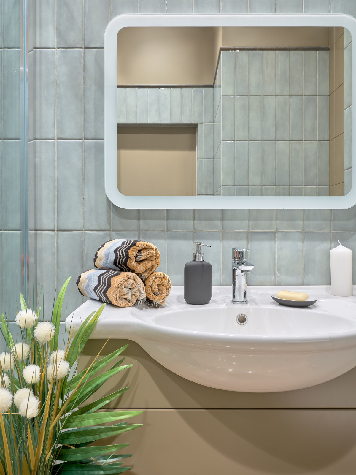 Яркая квартира 46м², Дизайнер Татьяна Нацвина: Публикация Elle Decoration