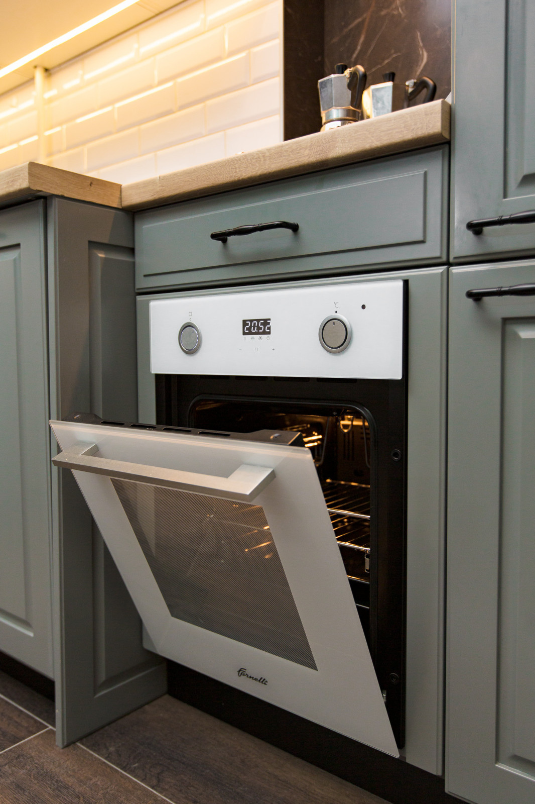 Кухня строгих форм для мужчины хирурга