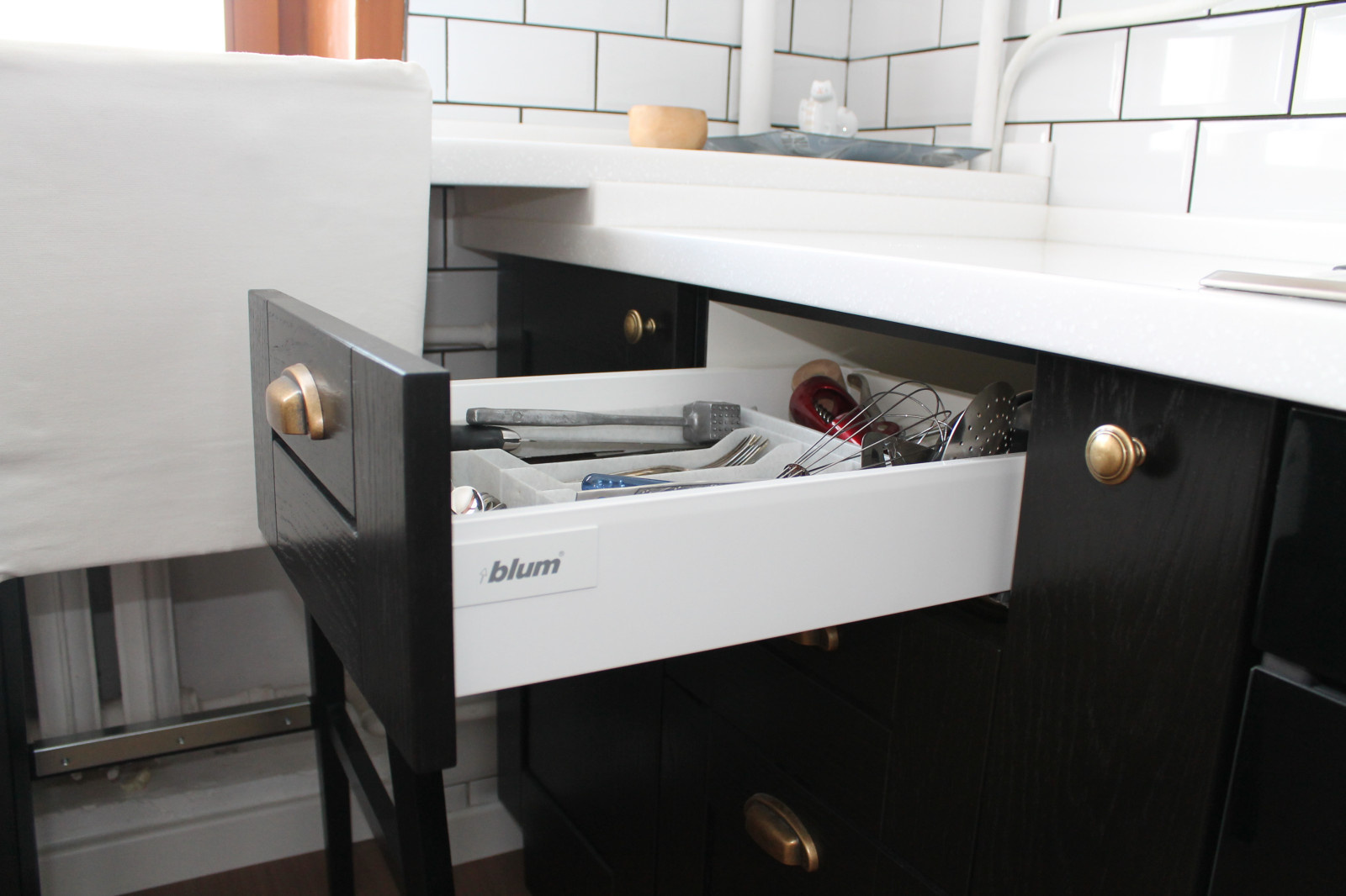 Стол-подоконник для кухни: быть или забыть?