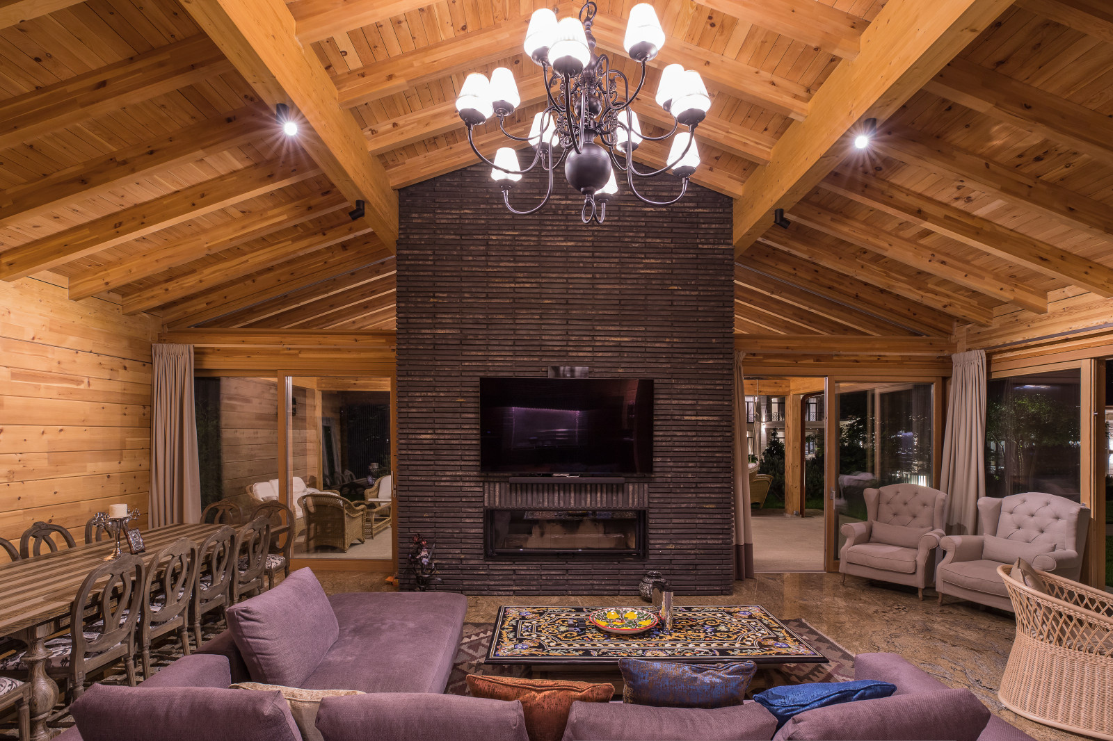 Зона отдыха - гостиная-столовая с мягкой мебелью и камином