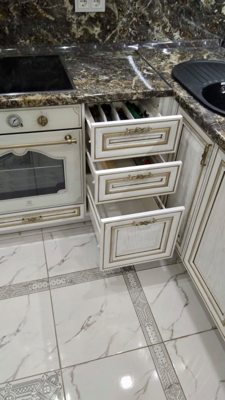 Угловая классическая кухня Массив дуба Берта