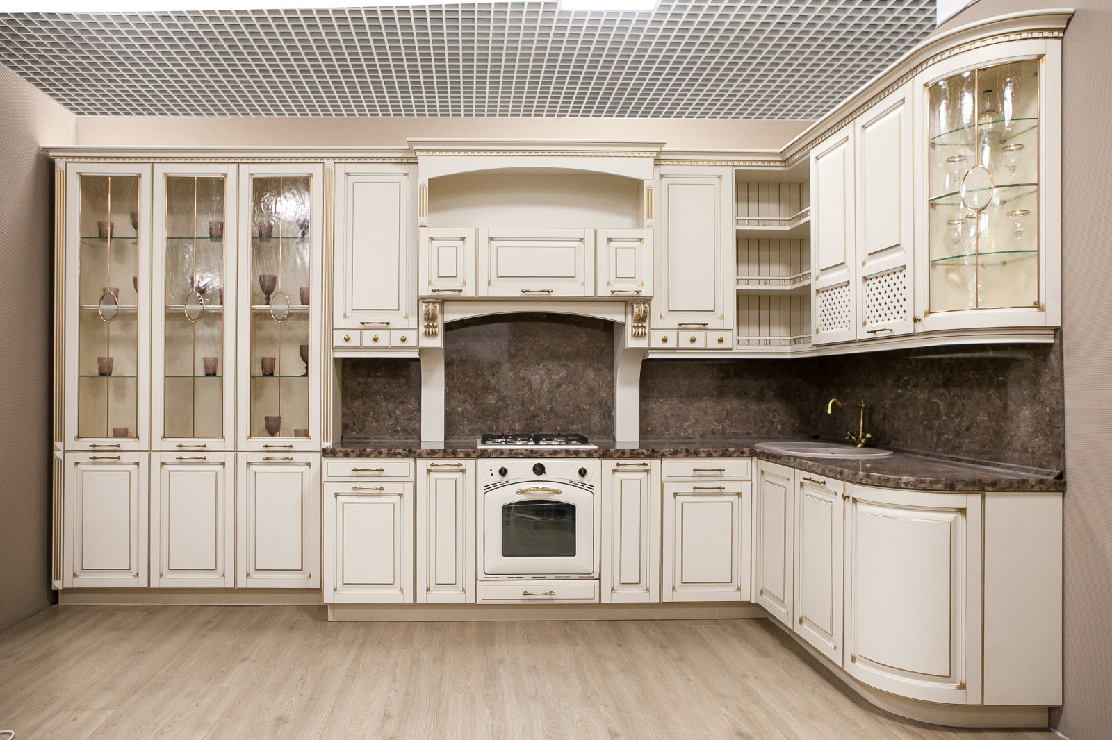 Классическая кухня с кремовыми фасадами и золотой патиной