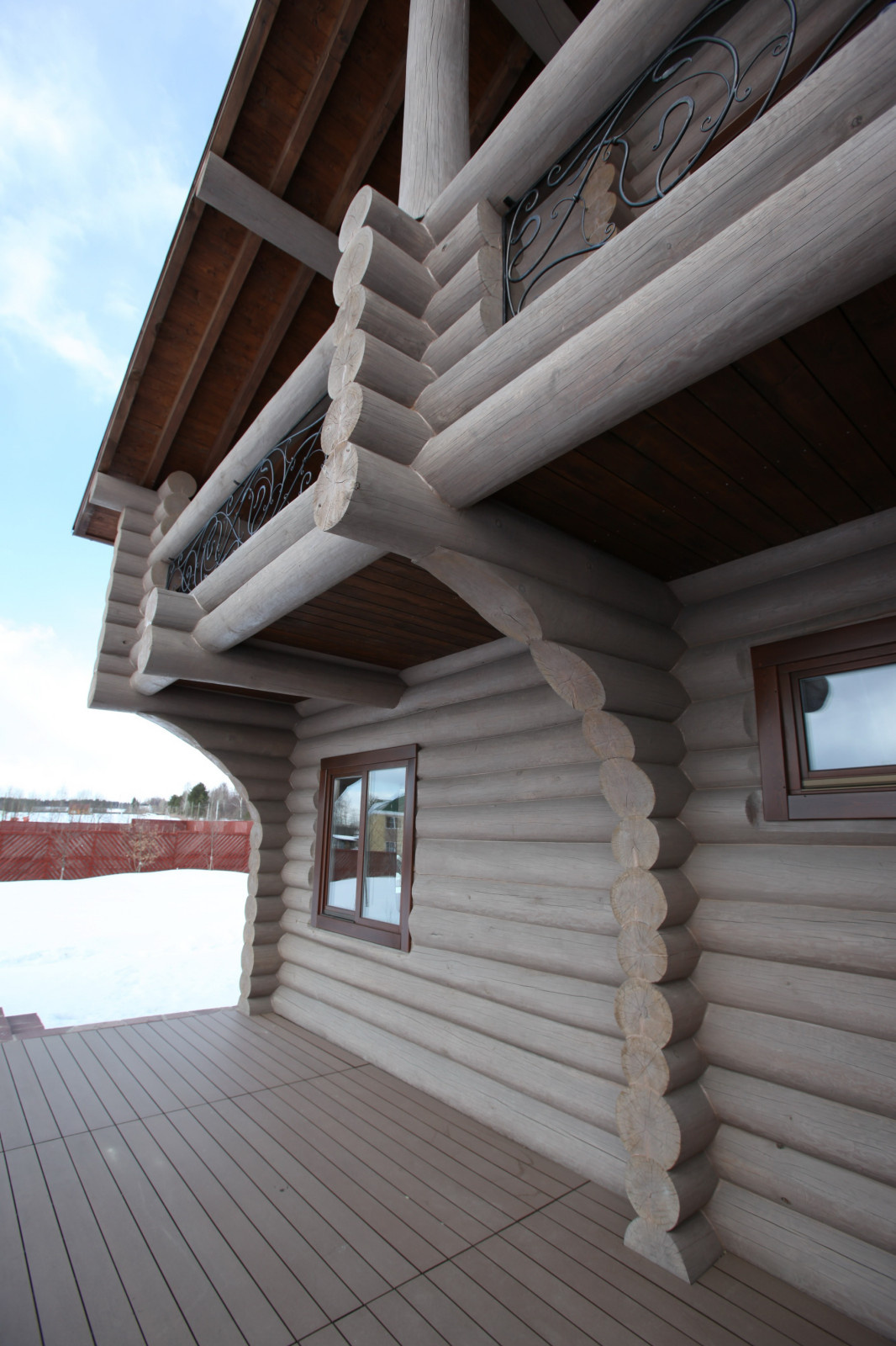 Дом из бревна .