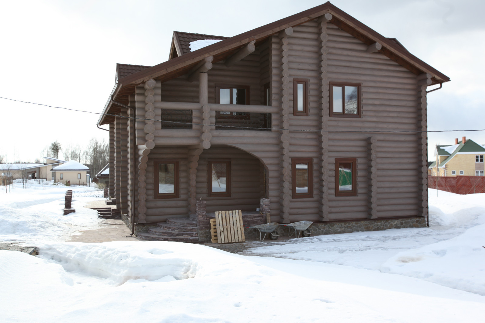 Дом из бревна .