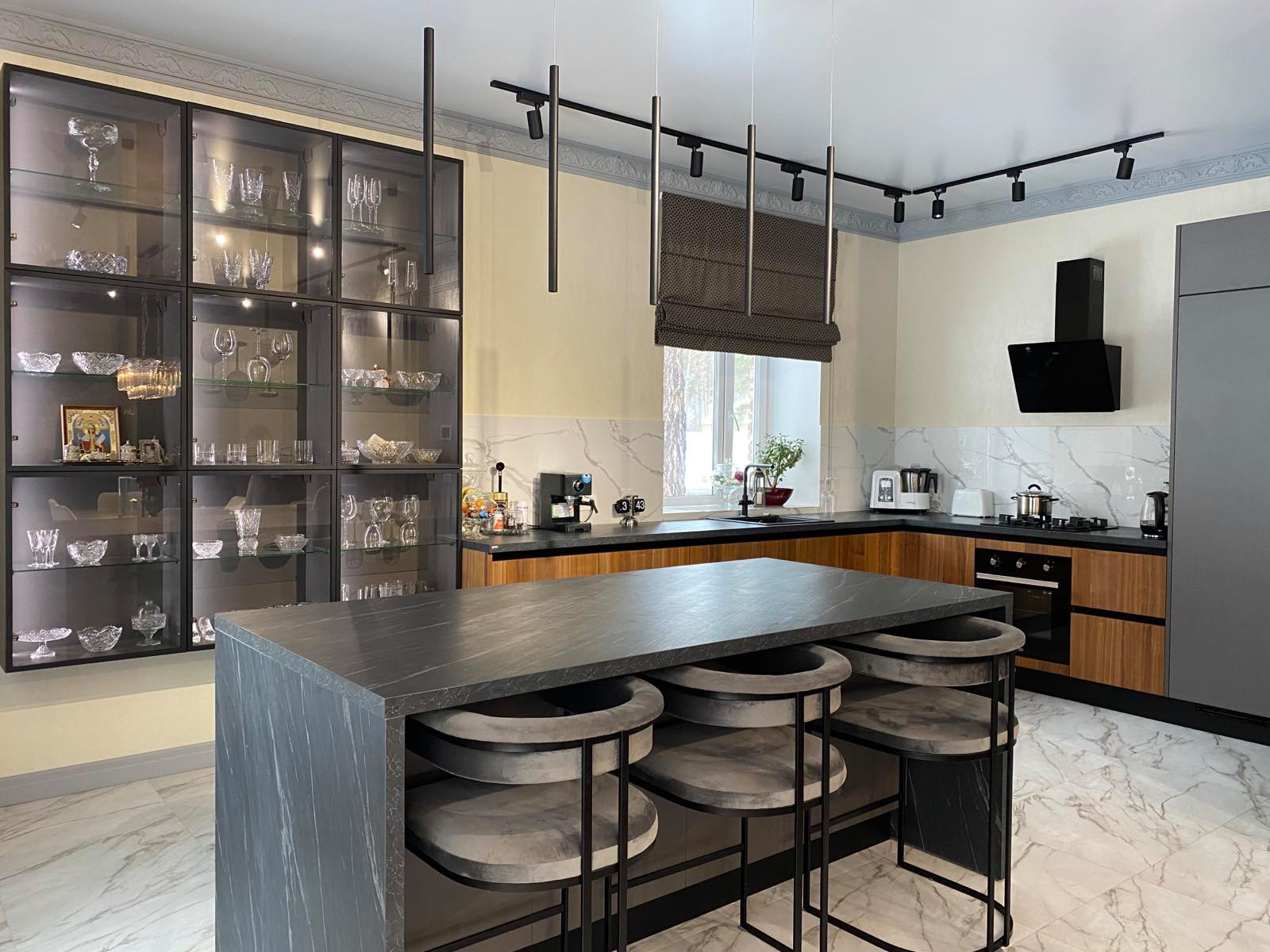 Кухня с фасадами TSS CLEAF и натуральным шпоном ореха