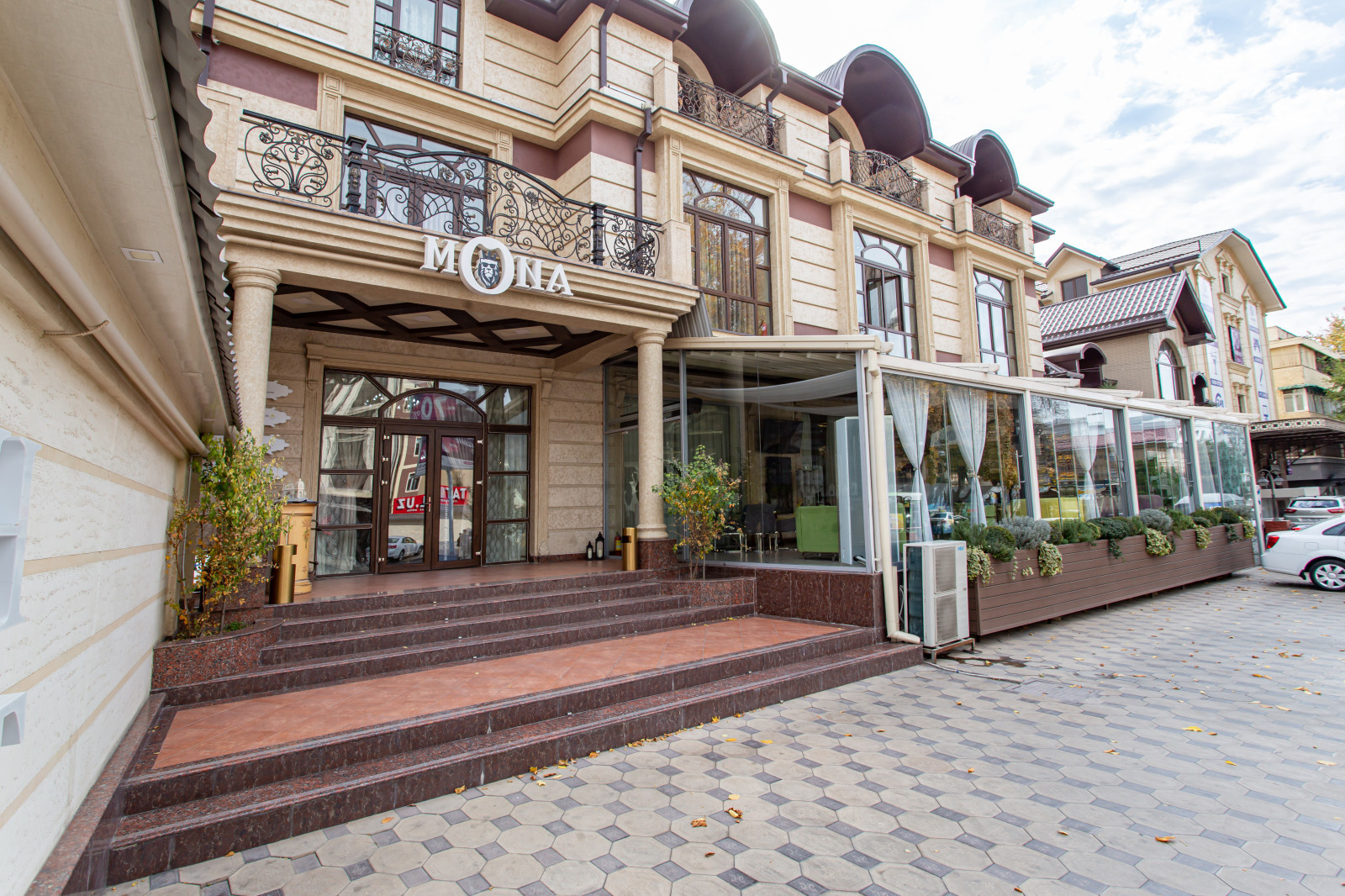 ресторан MONA