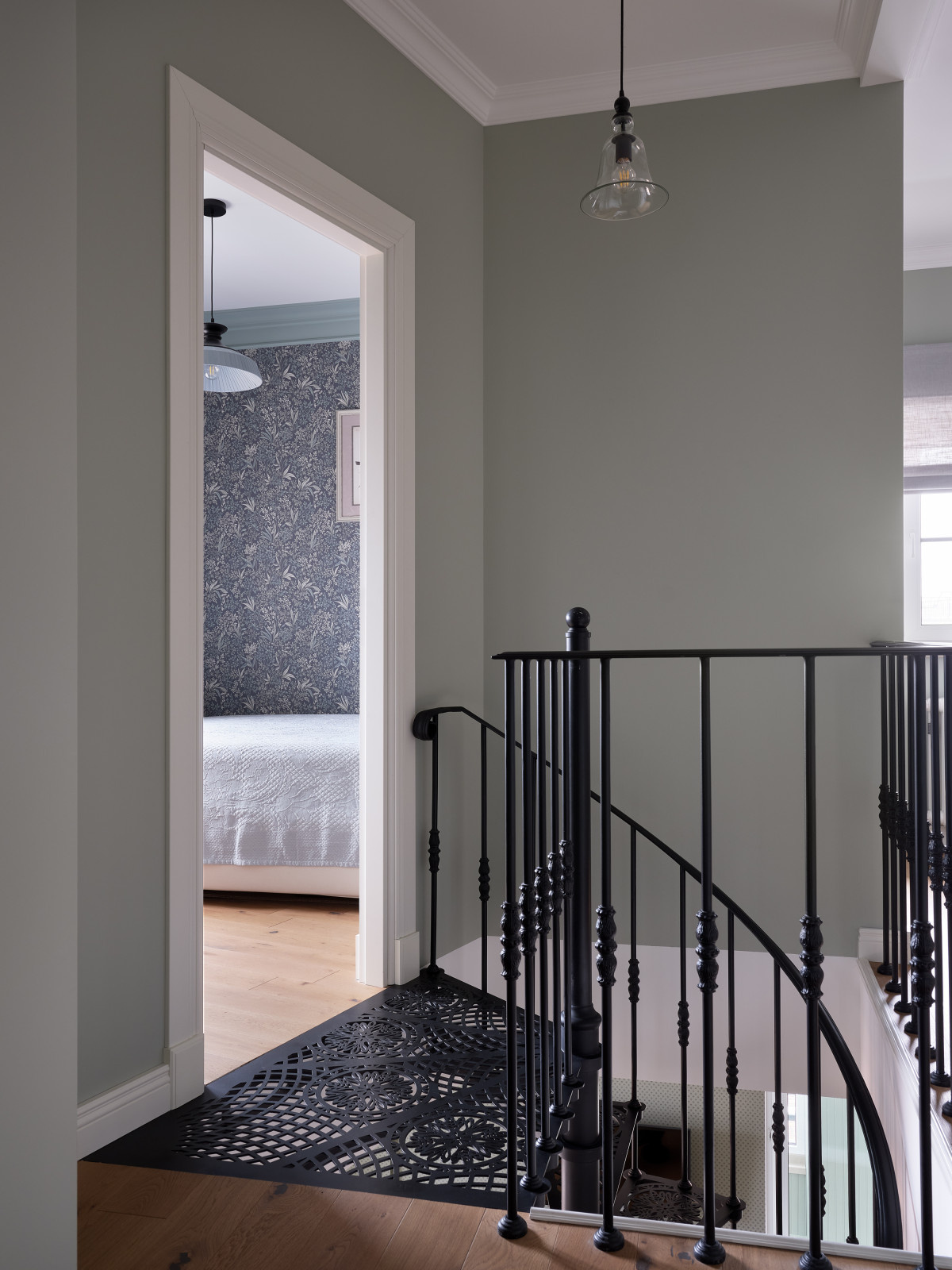 Серый элегантный