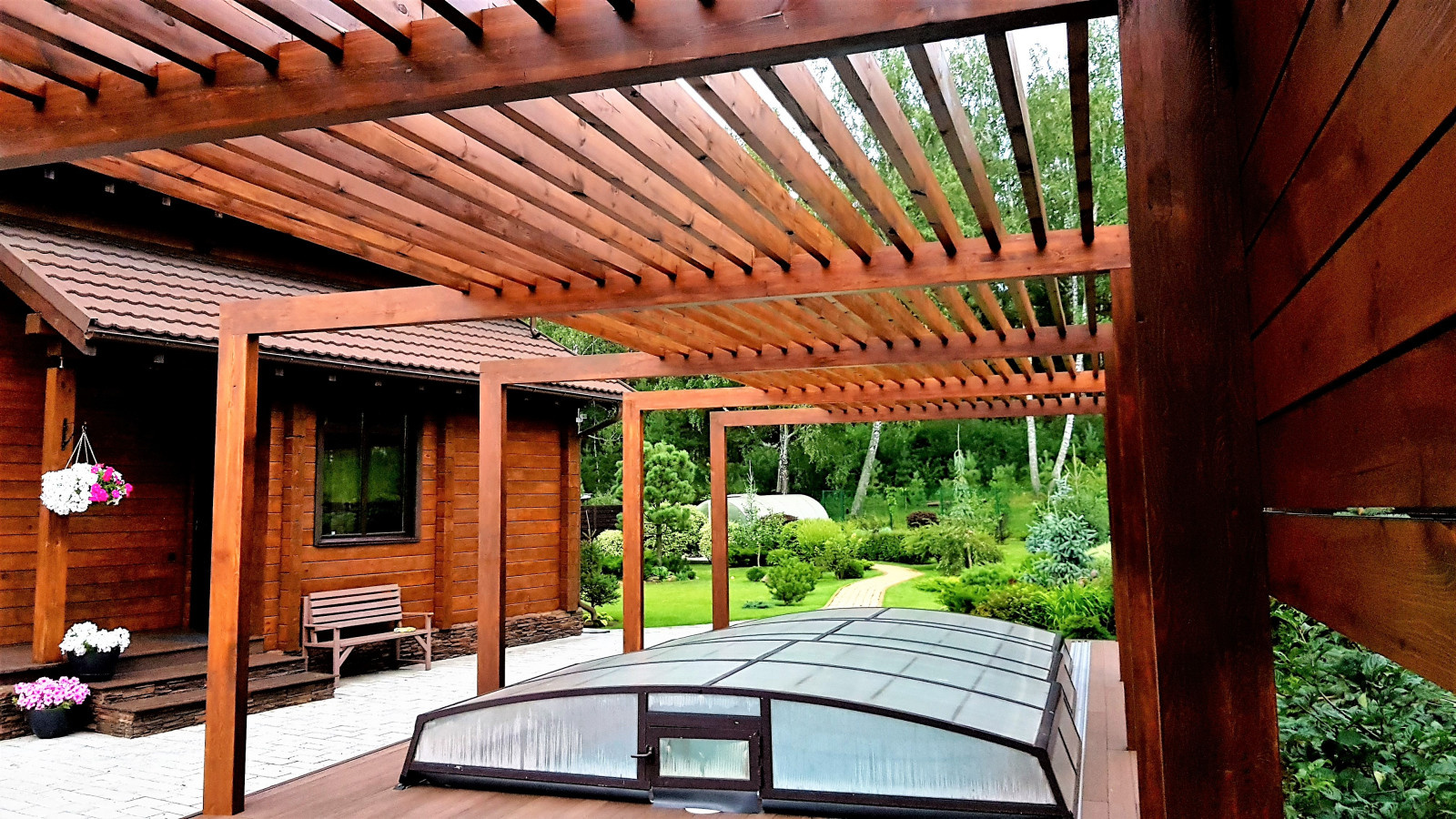 Терраса с бассейном и перголой