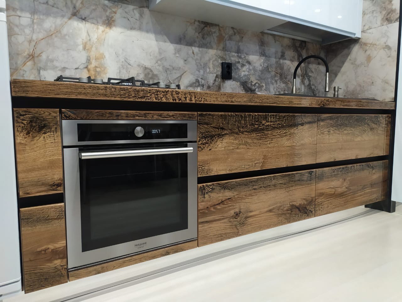 Обложка проекта: Кухня в совремееном стиле с фасадами из шпона