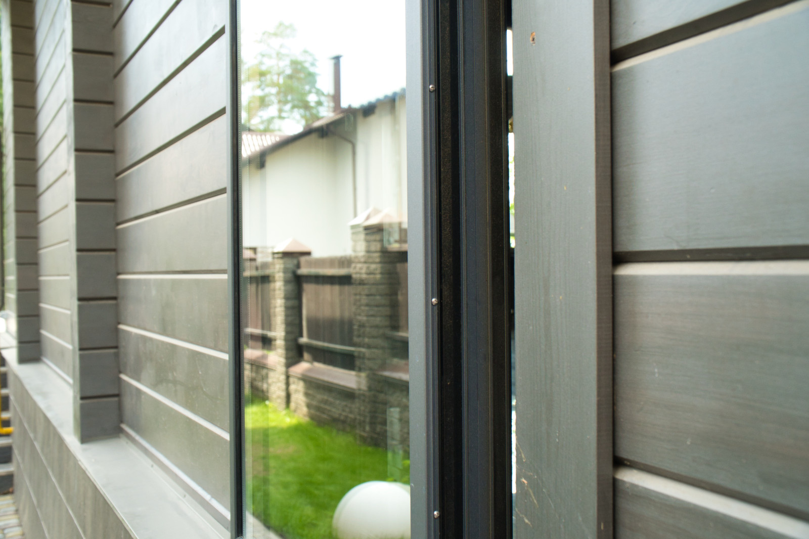 Параллельно-отставное окно