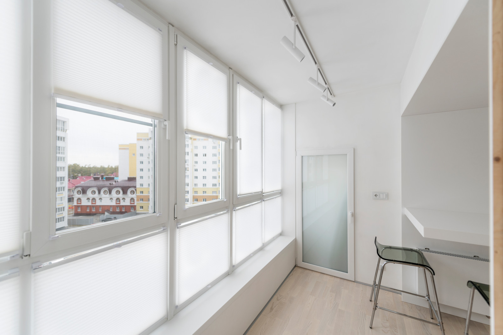 Белые окна без черных рамок