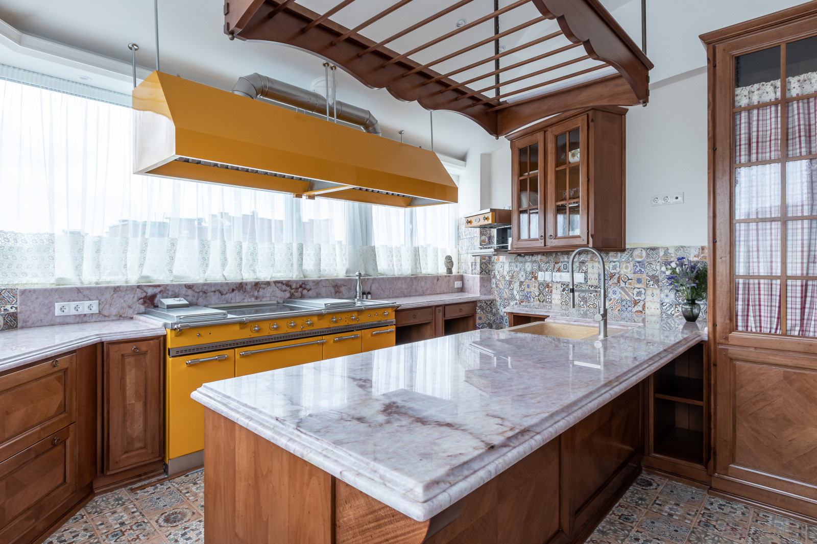 Дворец в многоквартирном доме