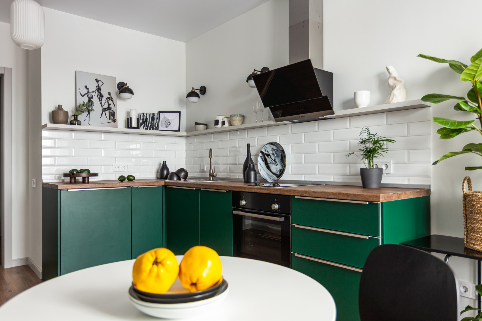 Фотоохота:  27 кухонь «без верха» — с полкой над фартуком