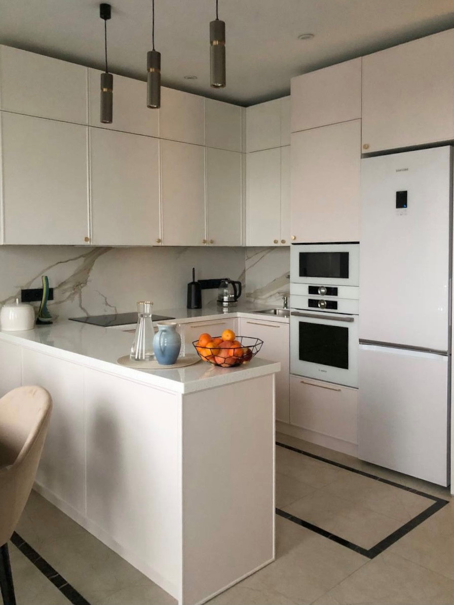 Нежная кухня в пудровых оттенках