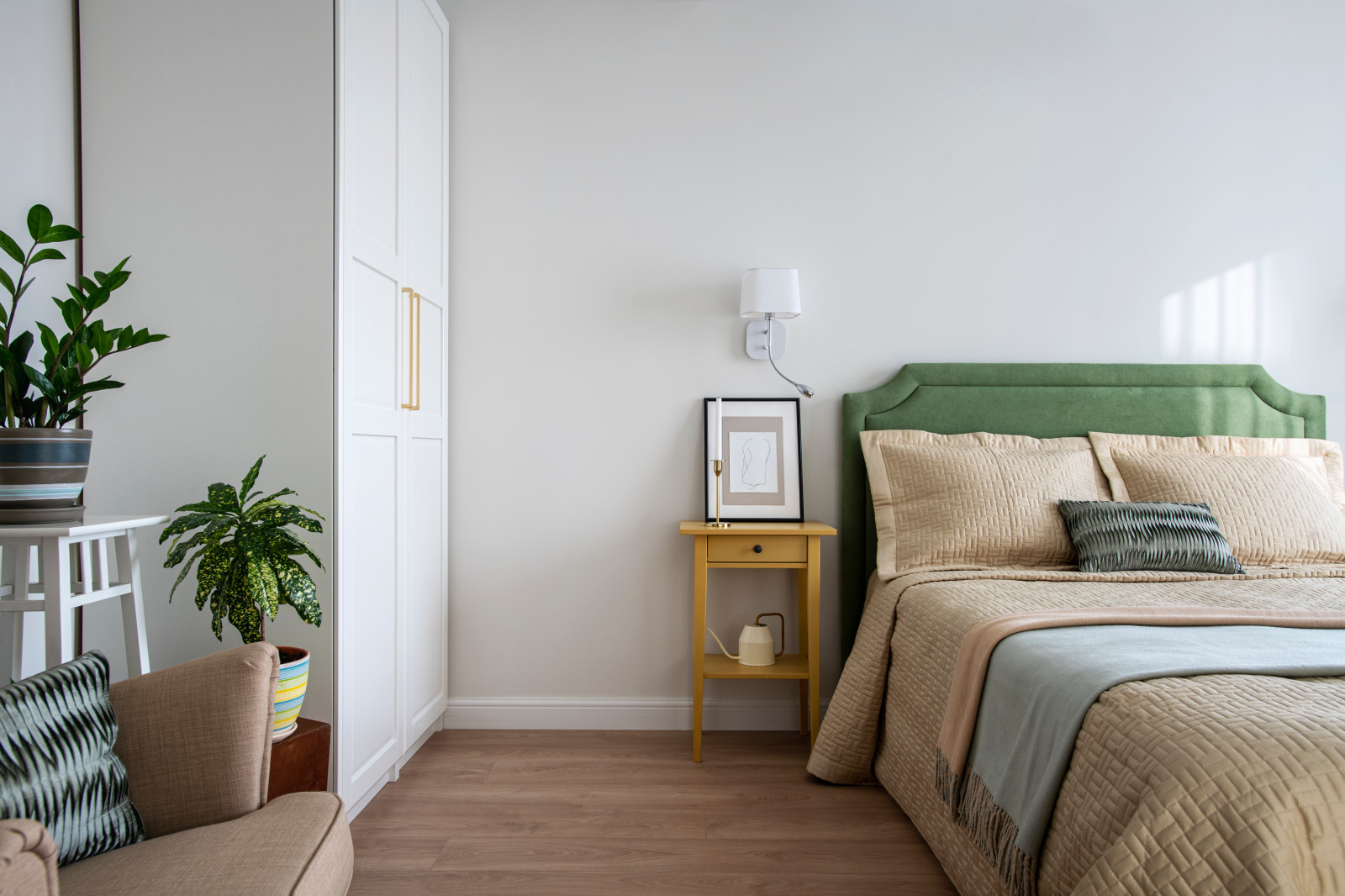 Квартира с акцентами и зеркальной дверью