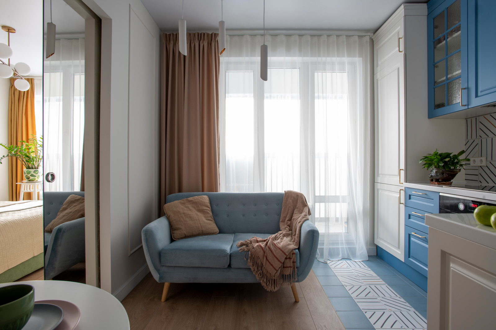 Квартира с акцентами и зеркальной дверью