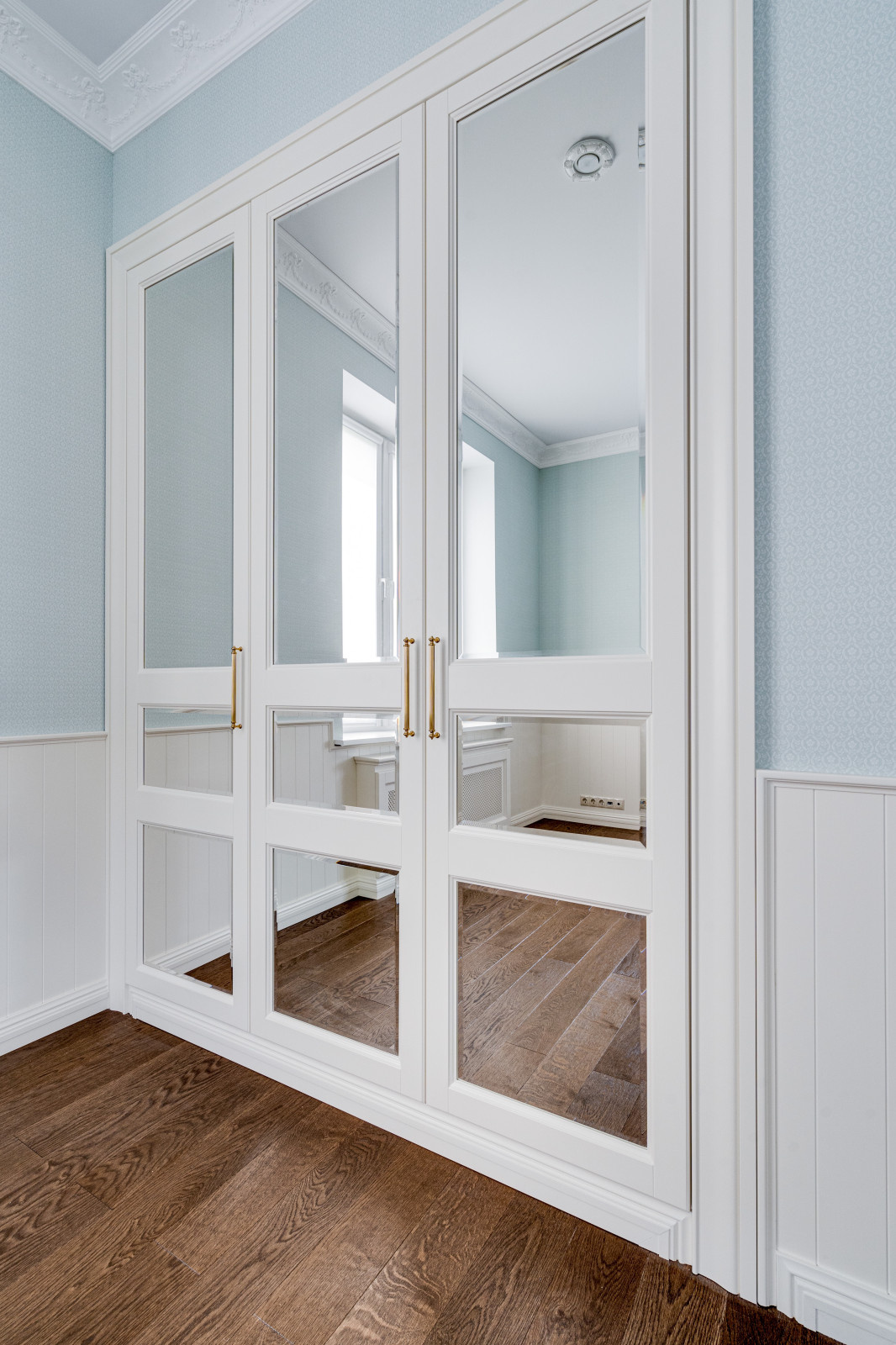 Белый шкаф из массива ольхи 01